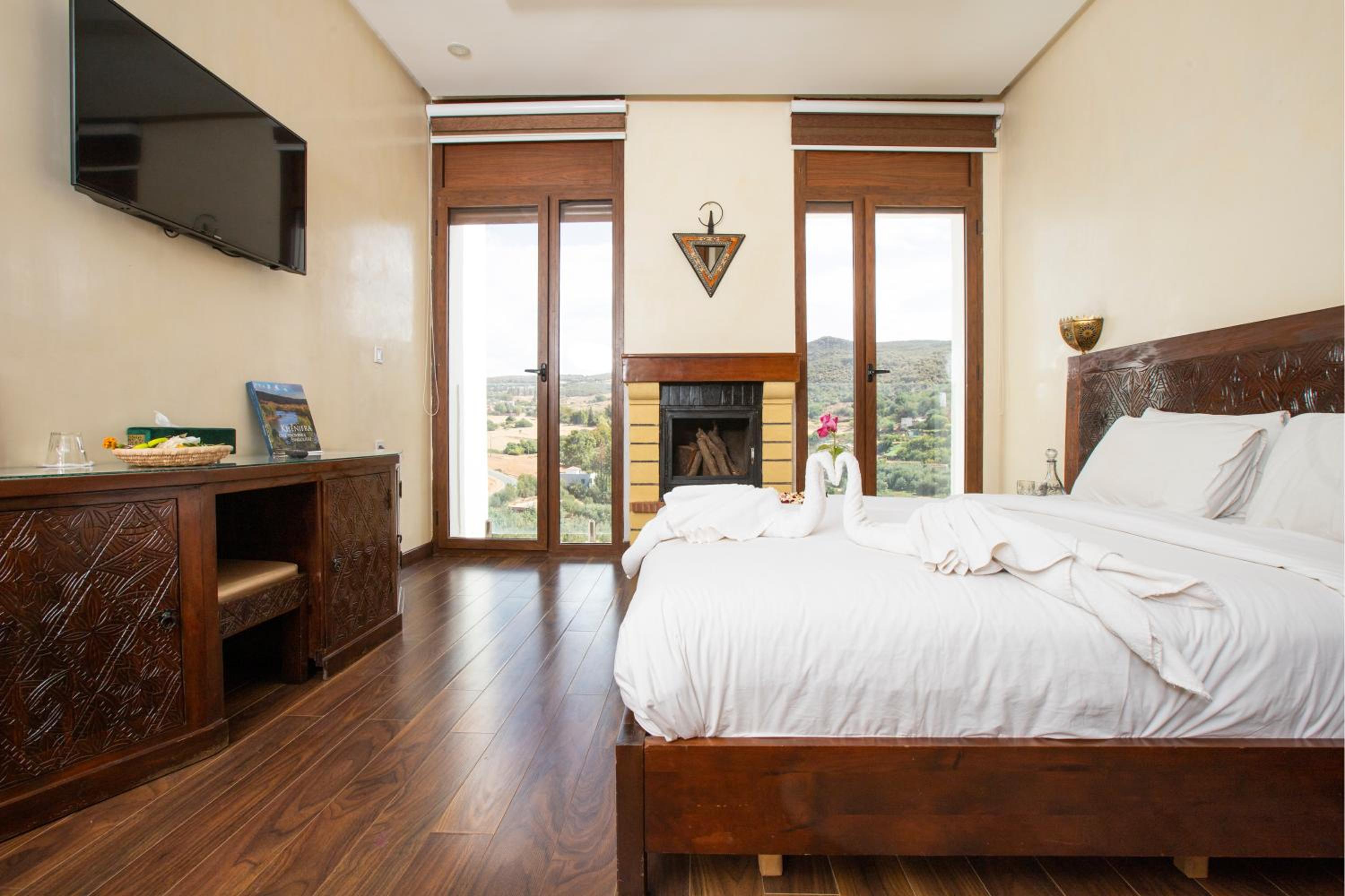 Junior Suite with Pool View - Photo 2