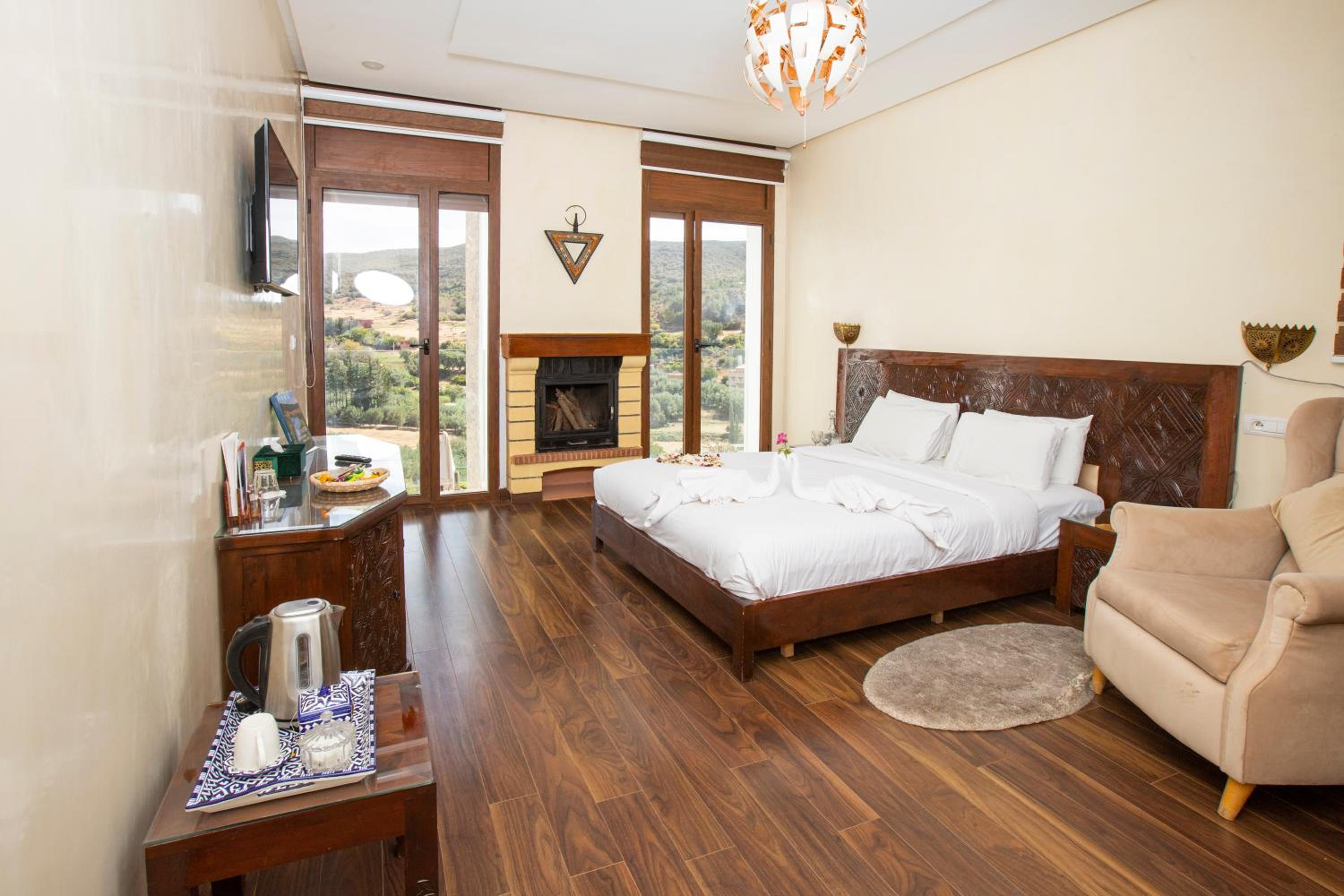 Junior Suite with Pool View - Photo 7