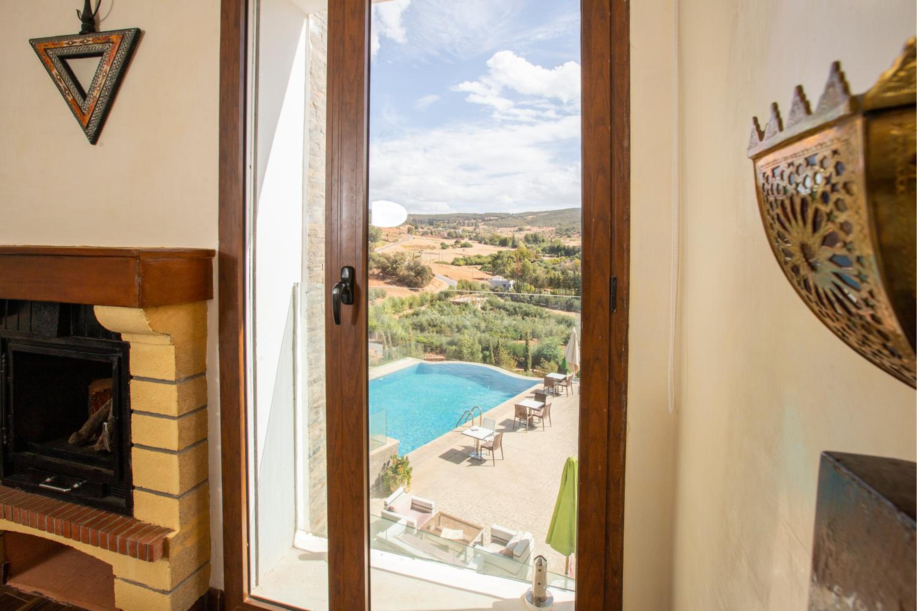 Junior Suite with Pool View - Photo 5