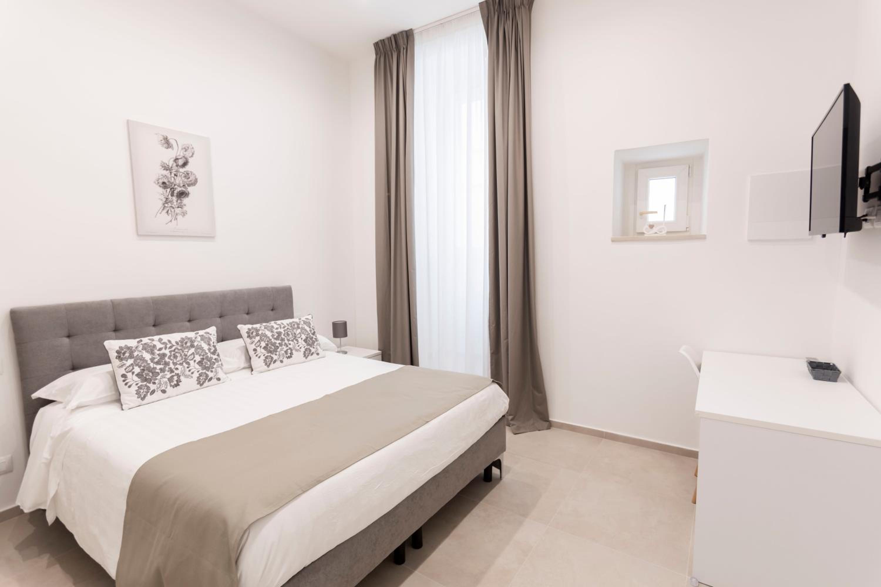 Standard Double Room - Photo 12
