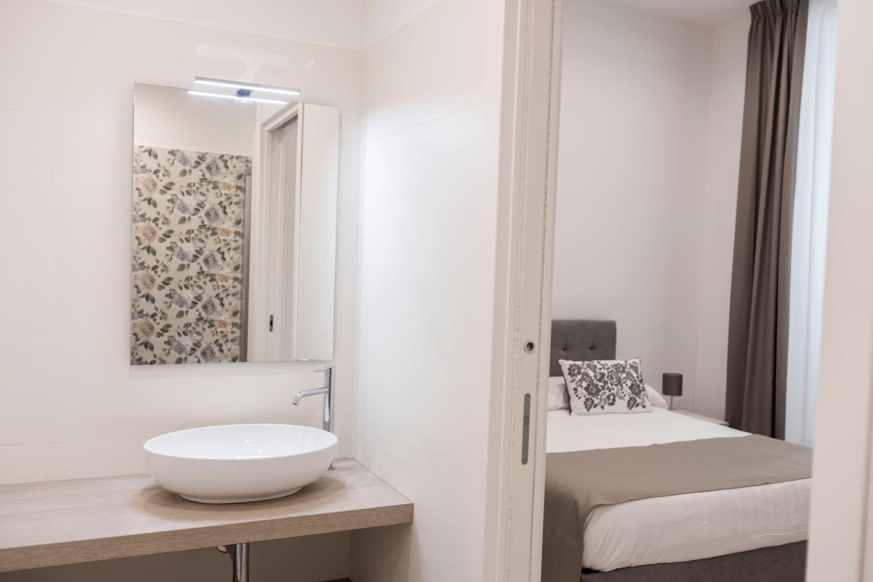 Standard Double Room - Photo 10