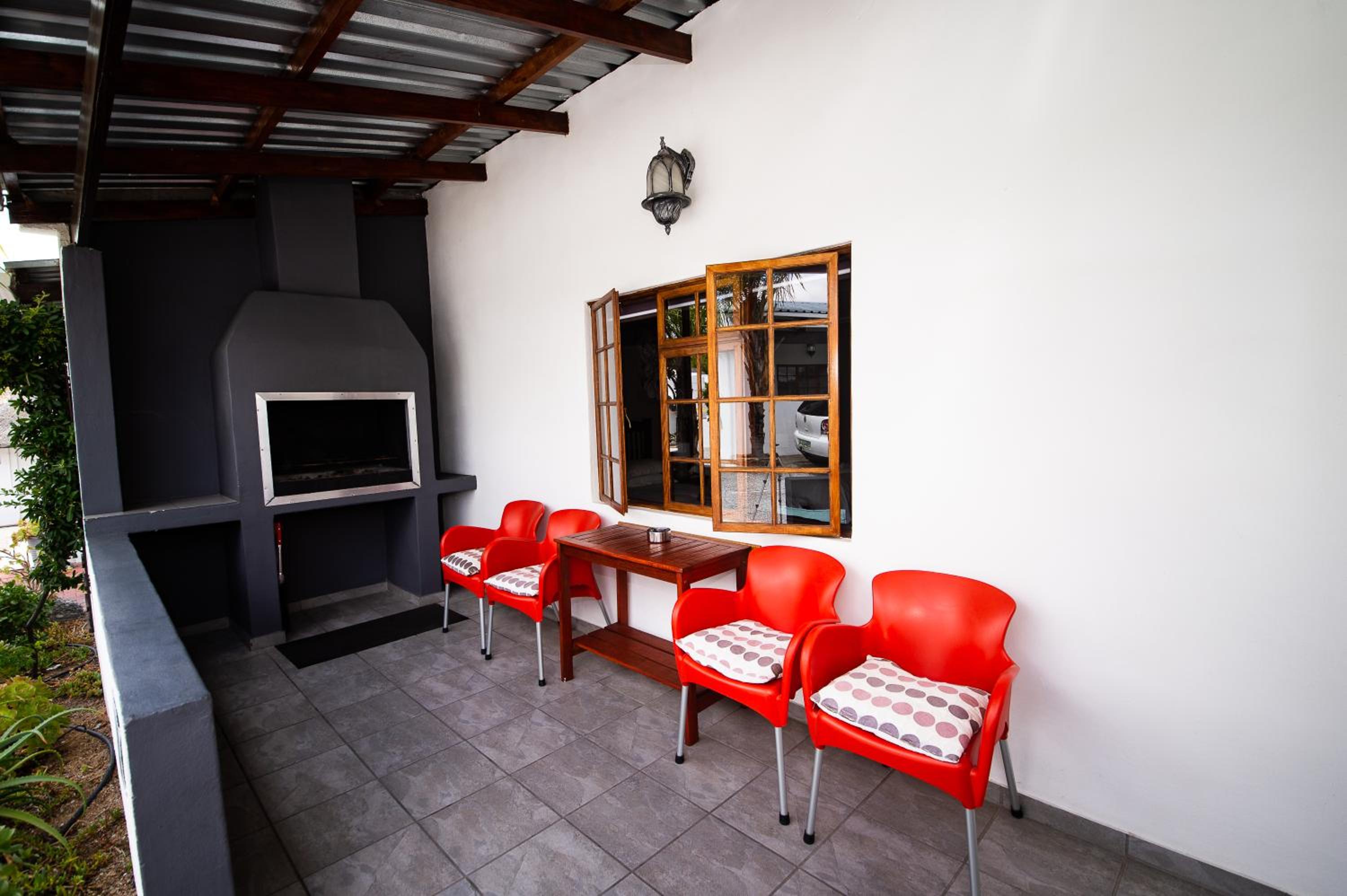Basic Family Room - Photo 2