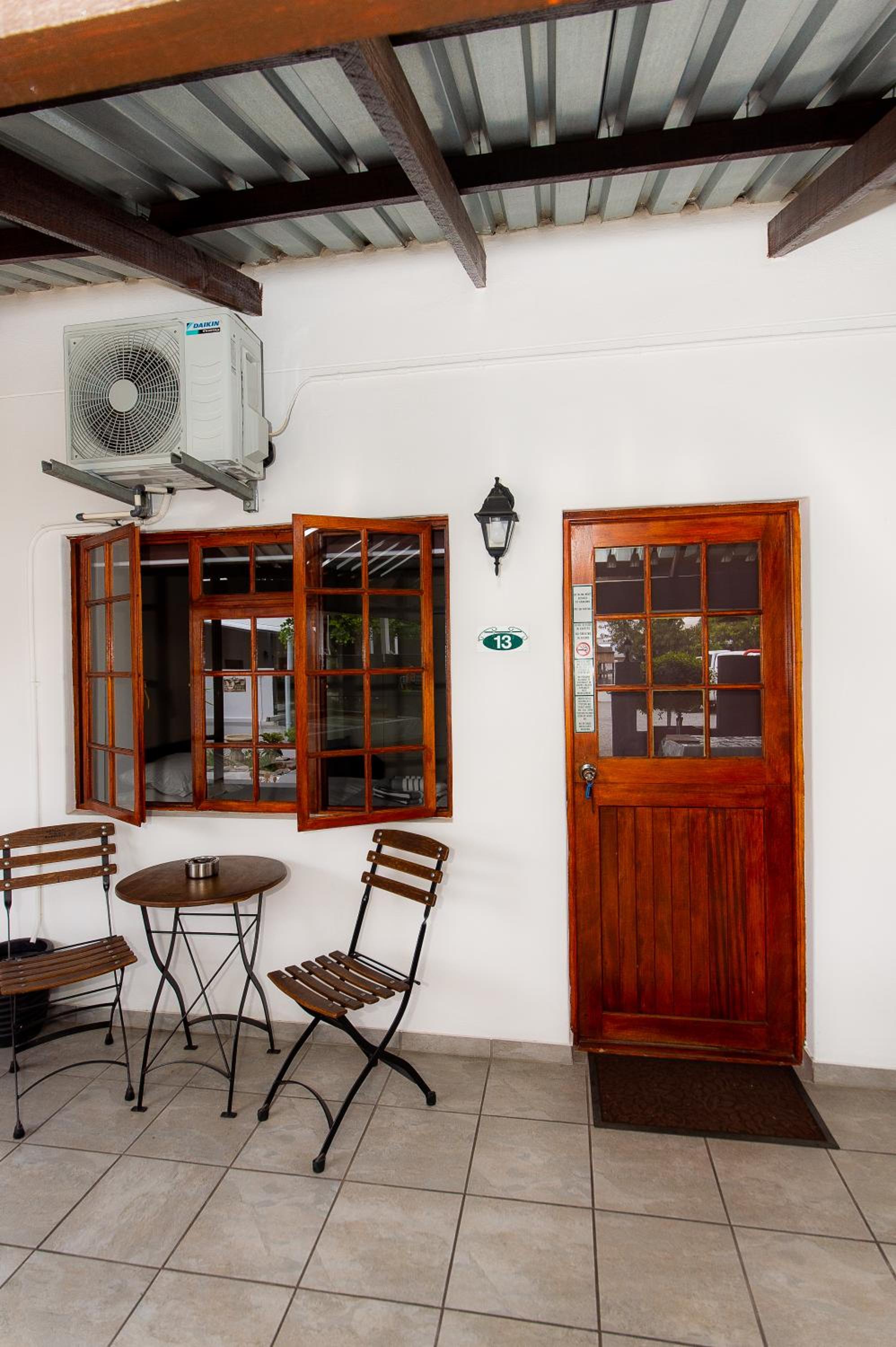 Double Room with Patio - Photo 3