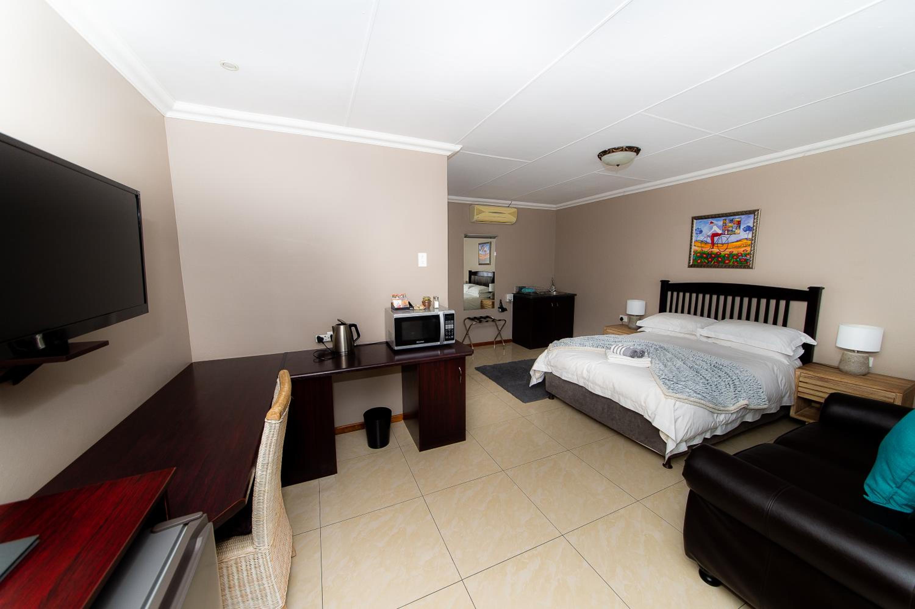 Double Room with Patio - Photo 6