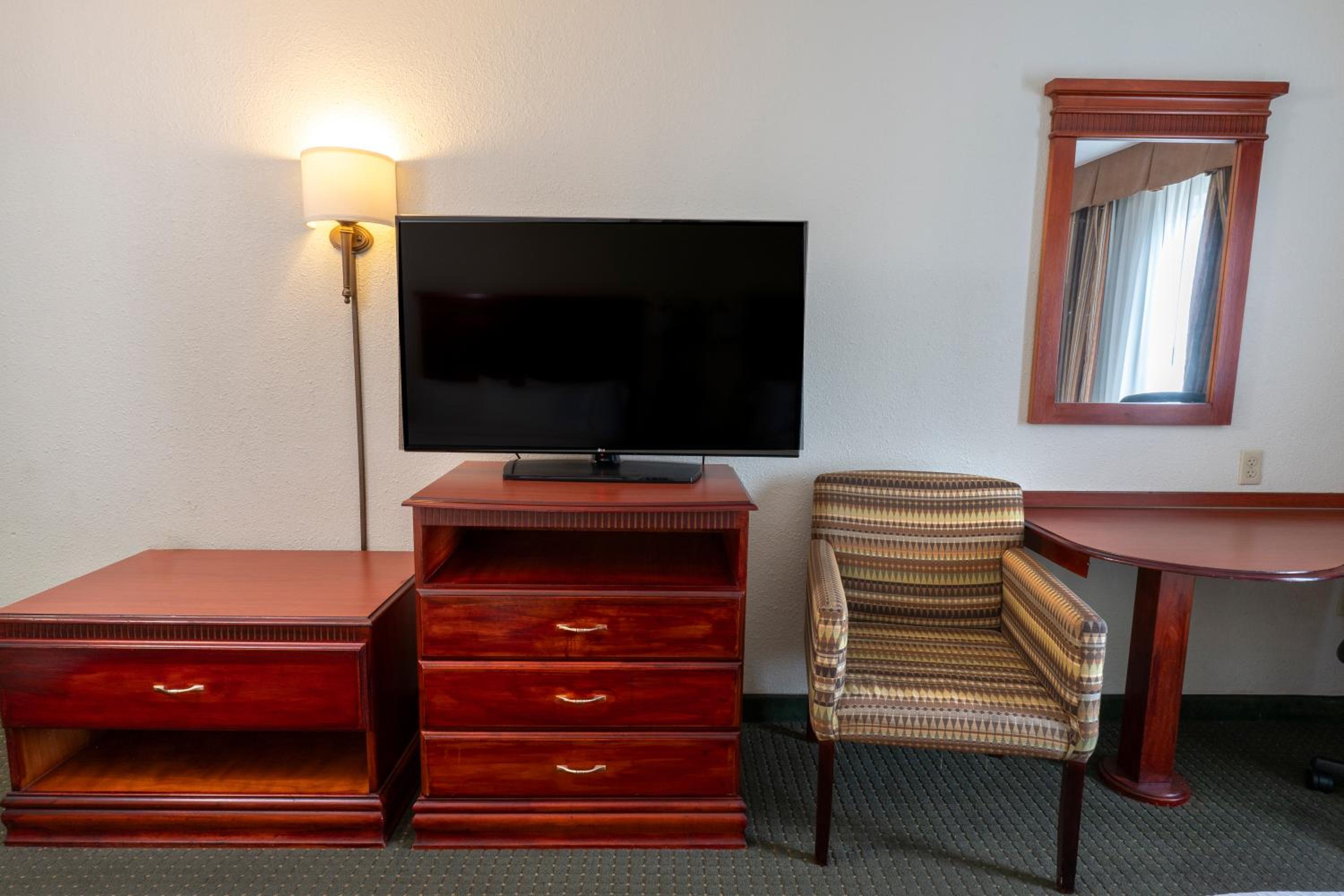 King Room with King Bed - Non-Smoking - Photo 2