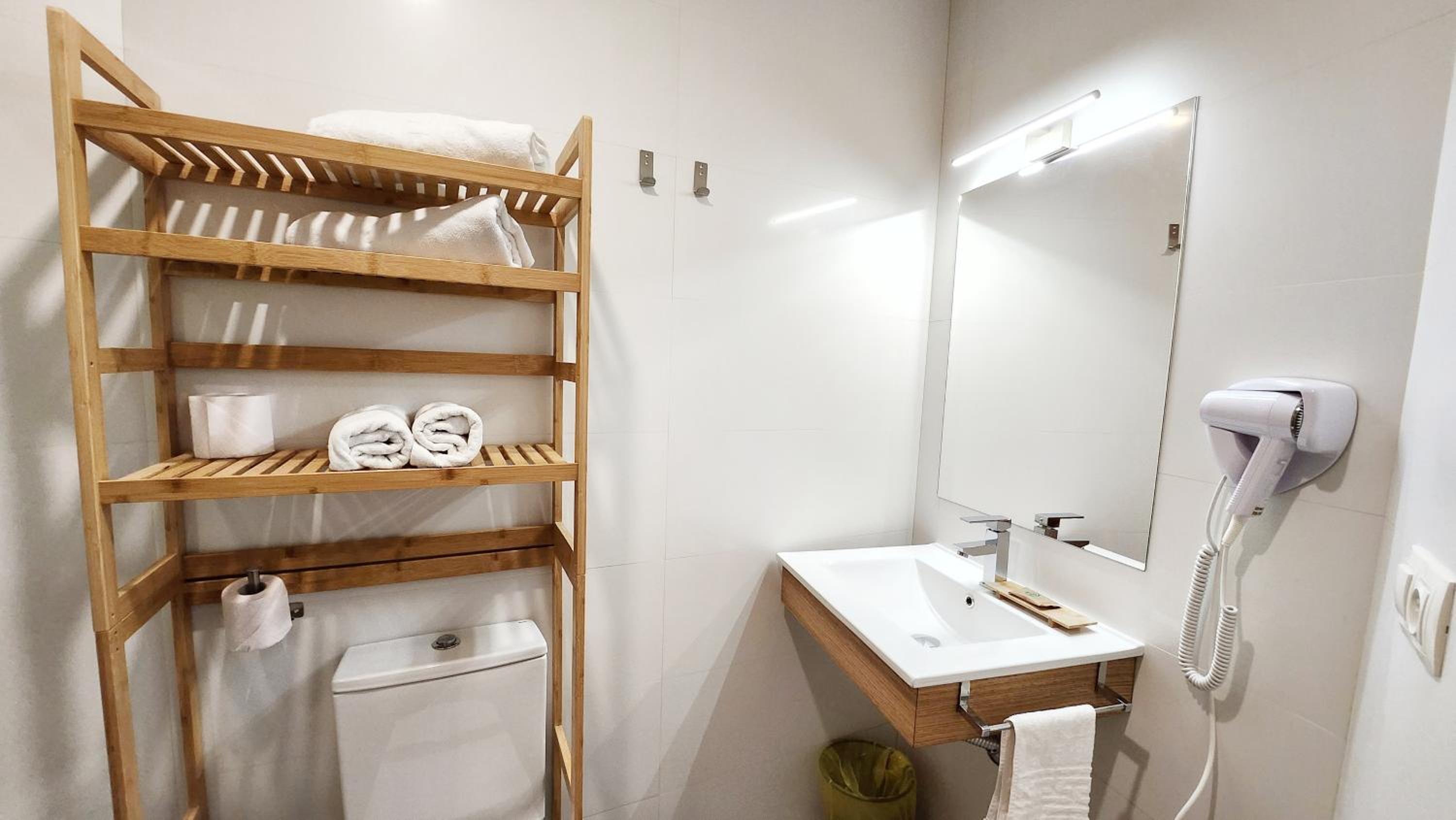 Standard Double Room - Photo 8