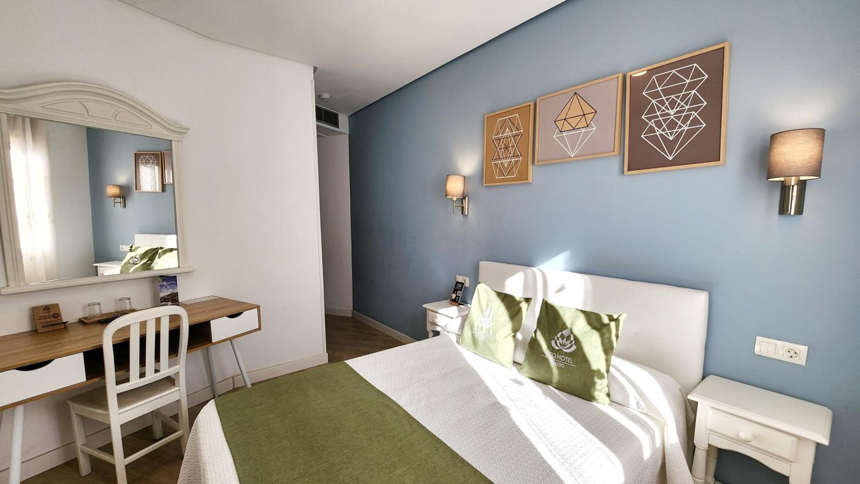 Standard Double Room - Photo 9