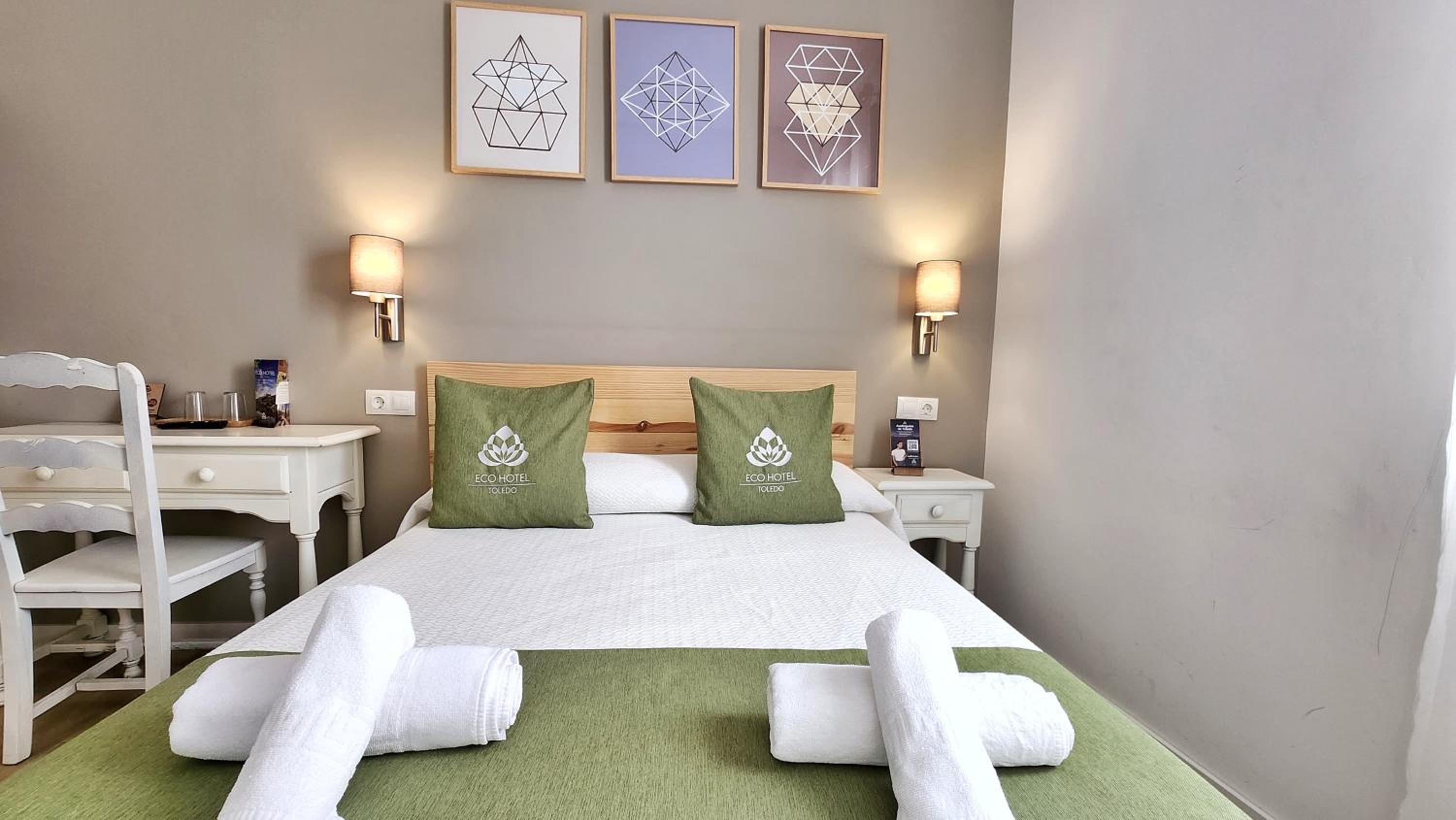 Standard Double Room - Photo 12