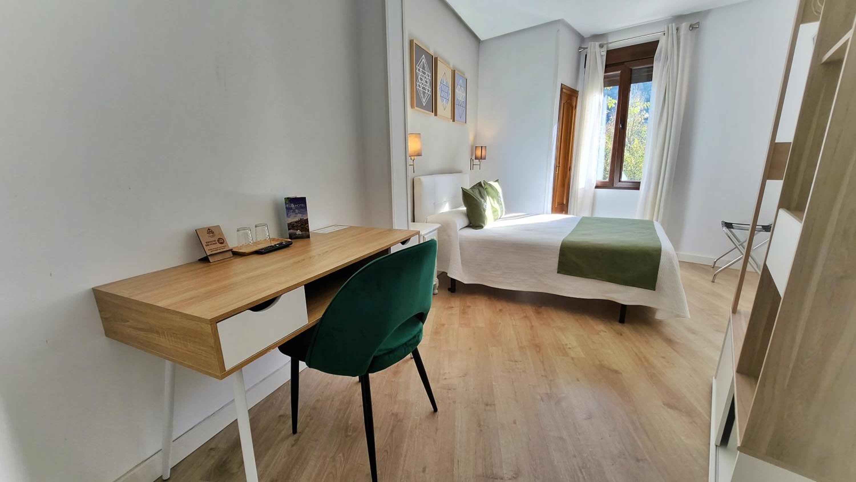 Standard Double Room - Photo 14
