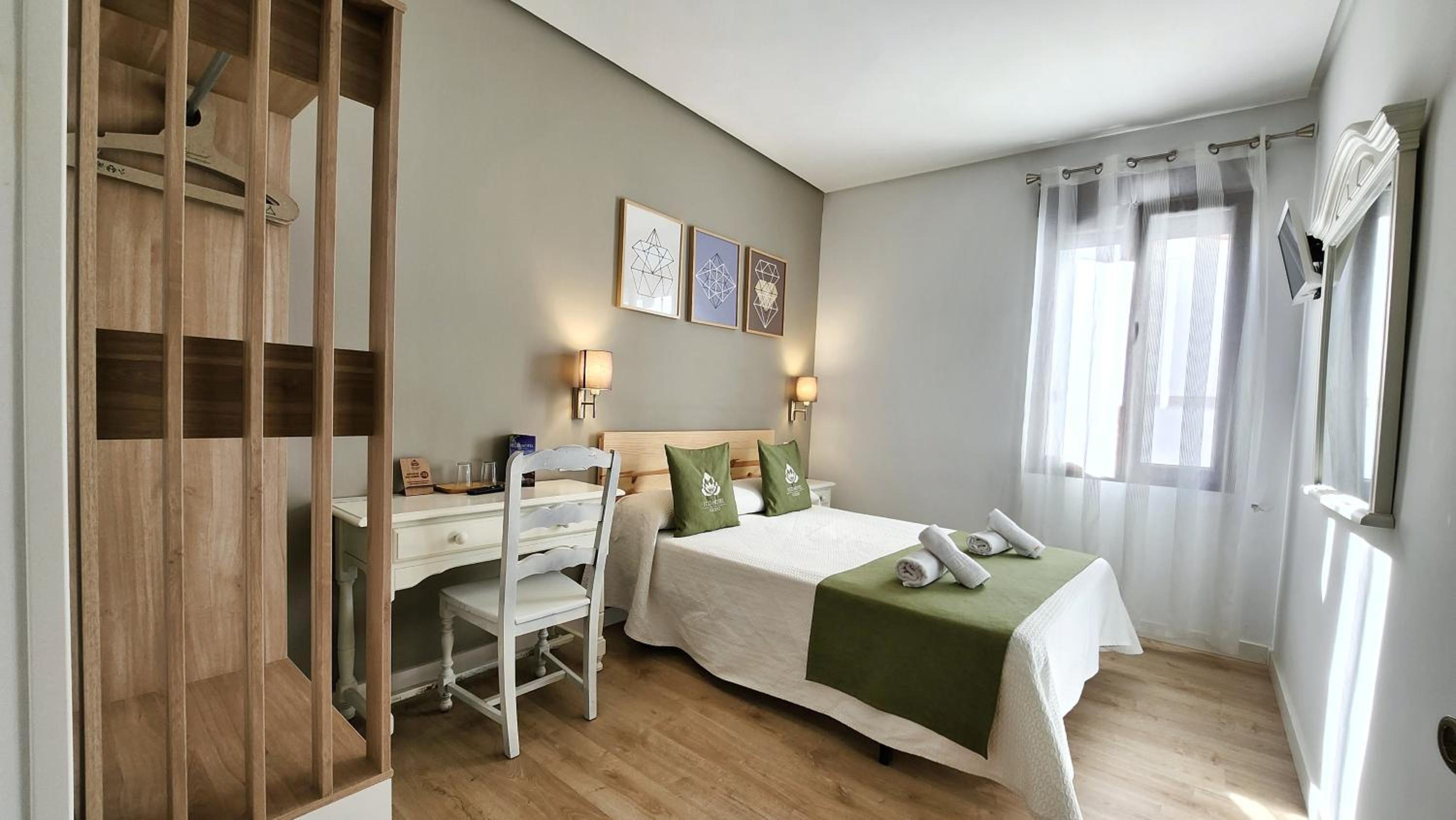 Standard Double Room - Photo 11