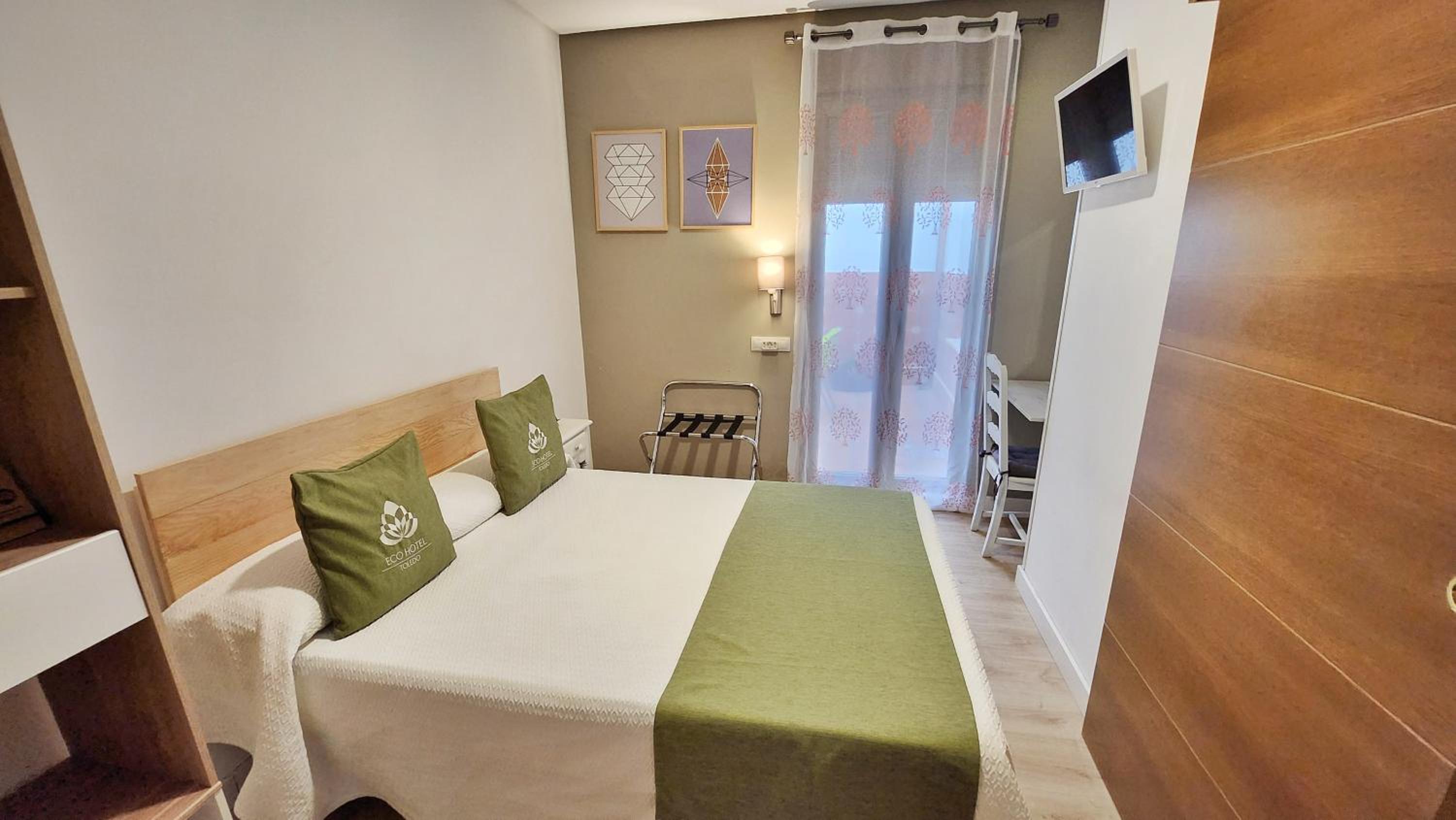 Standard Double Room - Photo 15