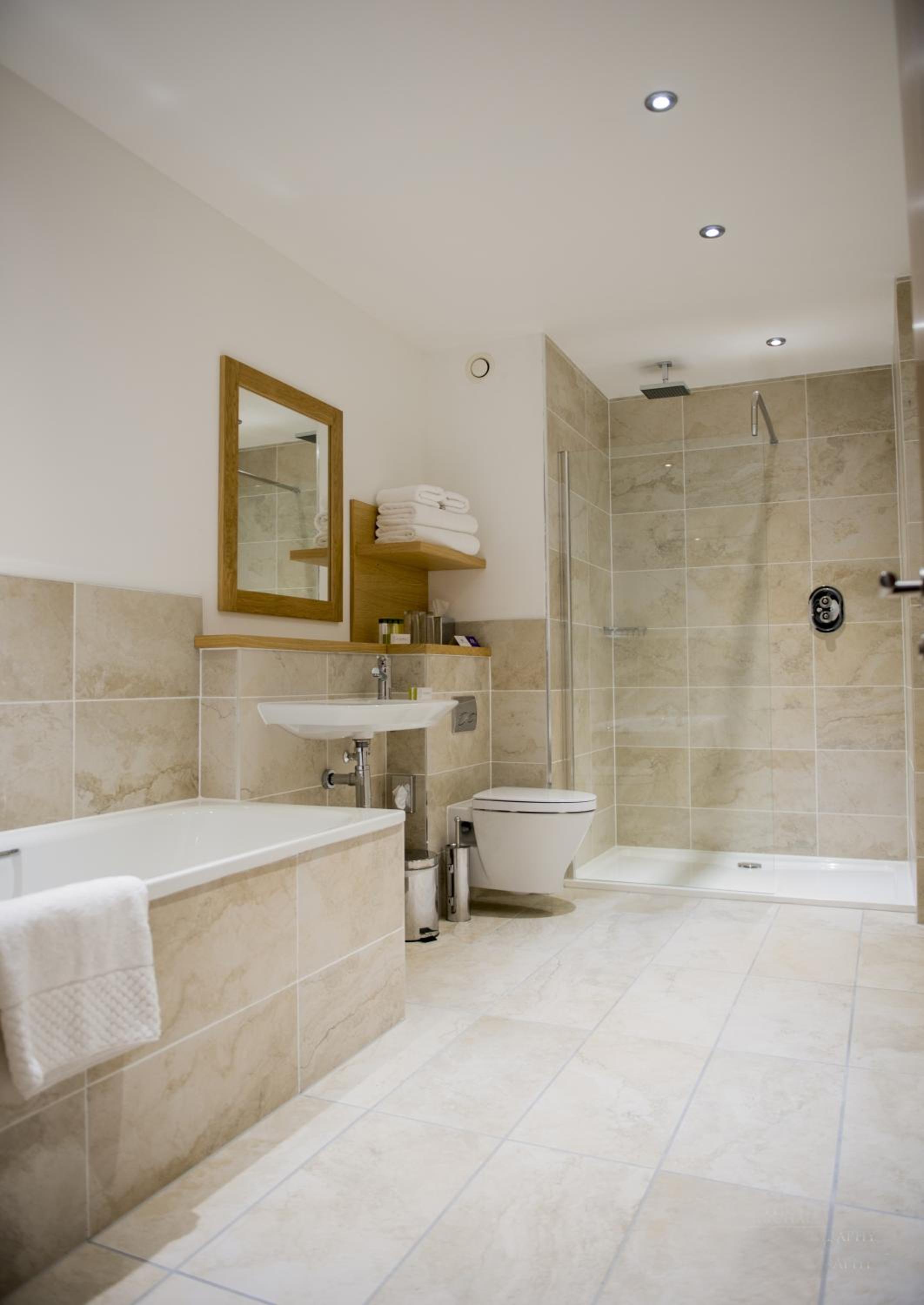 Deluxe King Room - Non-Smoking - Photo 7