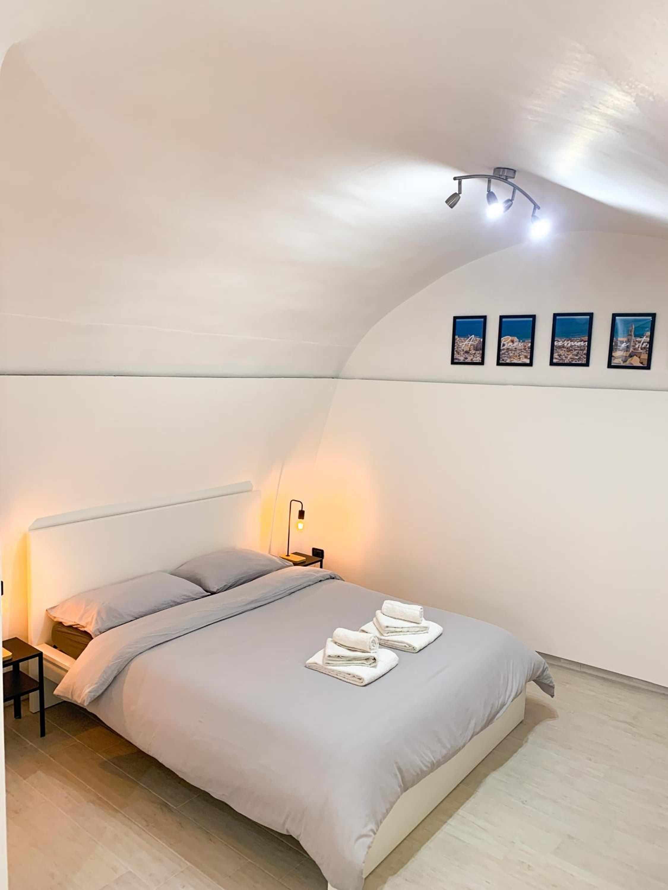 One-Bedroom House photo 1