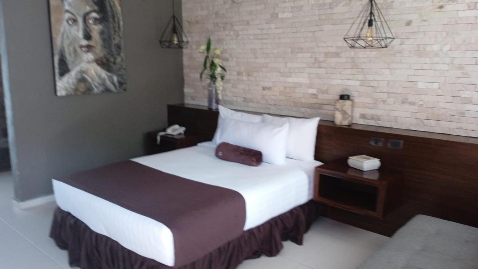 Queen Suite with Spa Bath photo 1