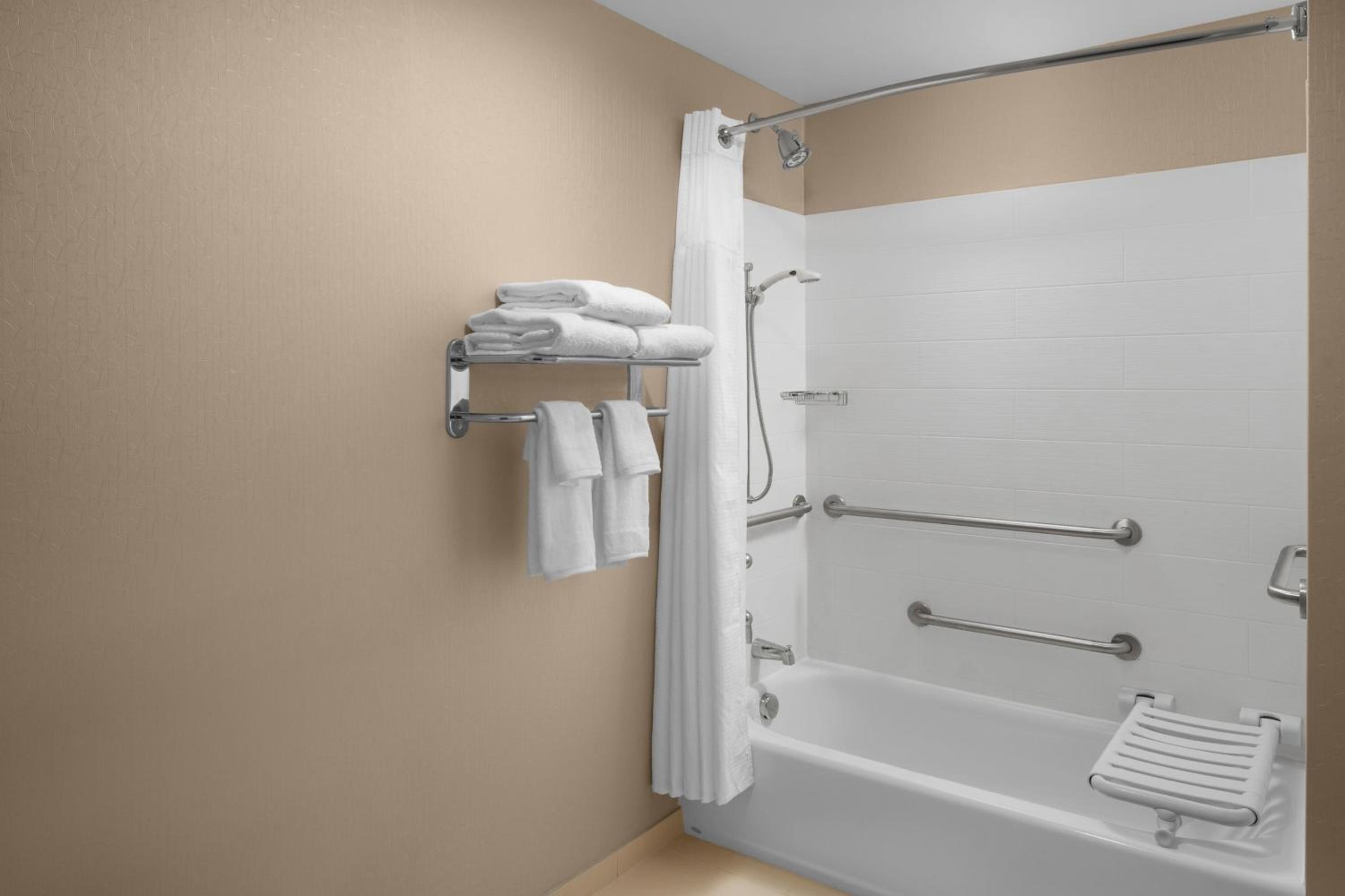 King Studio With Sofa Bed And Adapted Tub - Mobility And Hearing Accessible - Photo 2
