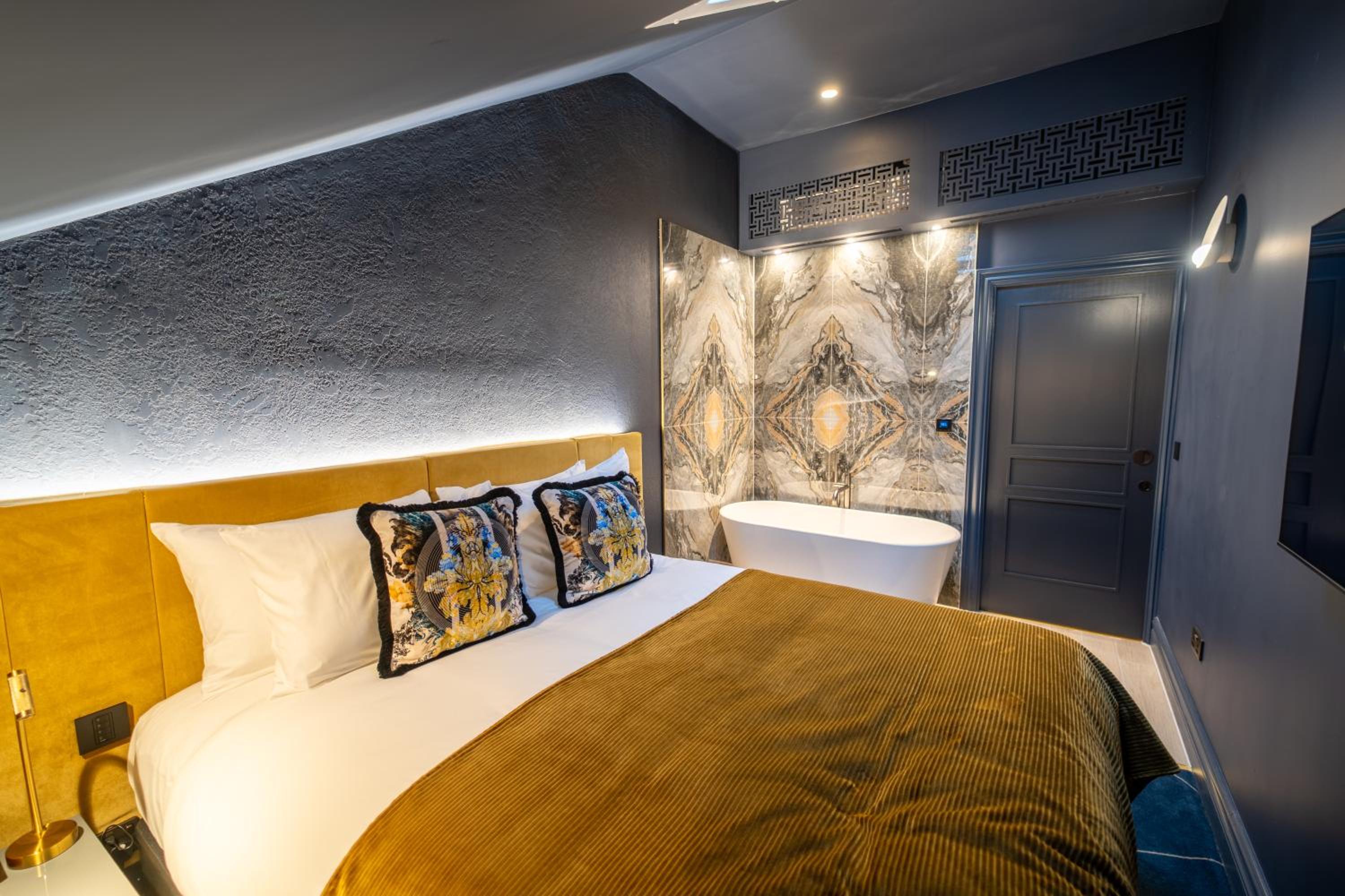 Split Level King Suite with Living Area, Kitchenette and In-Room Bath Tub - Non-Smoking - Photo 5