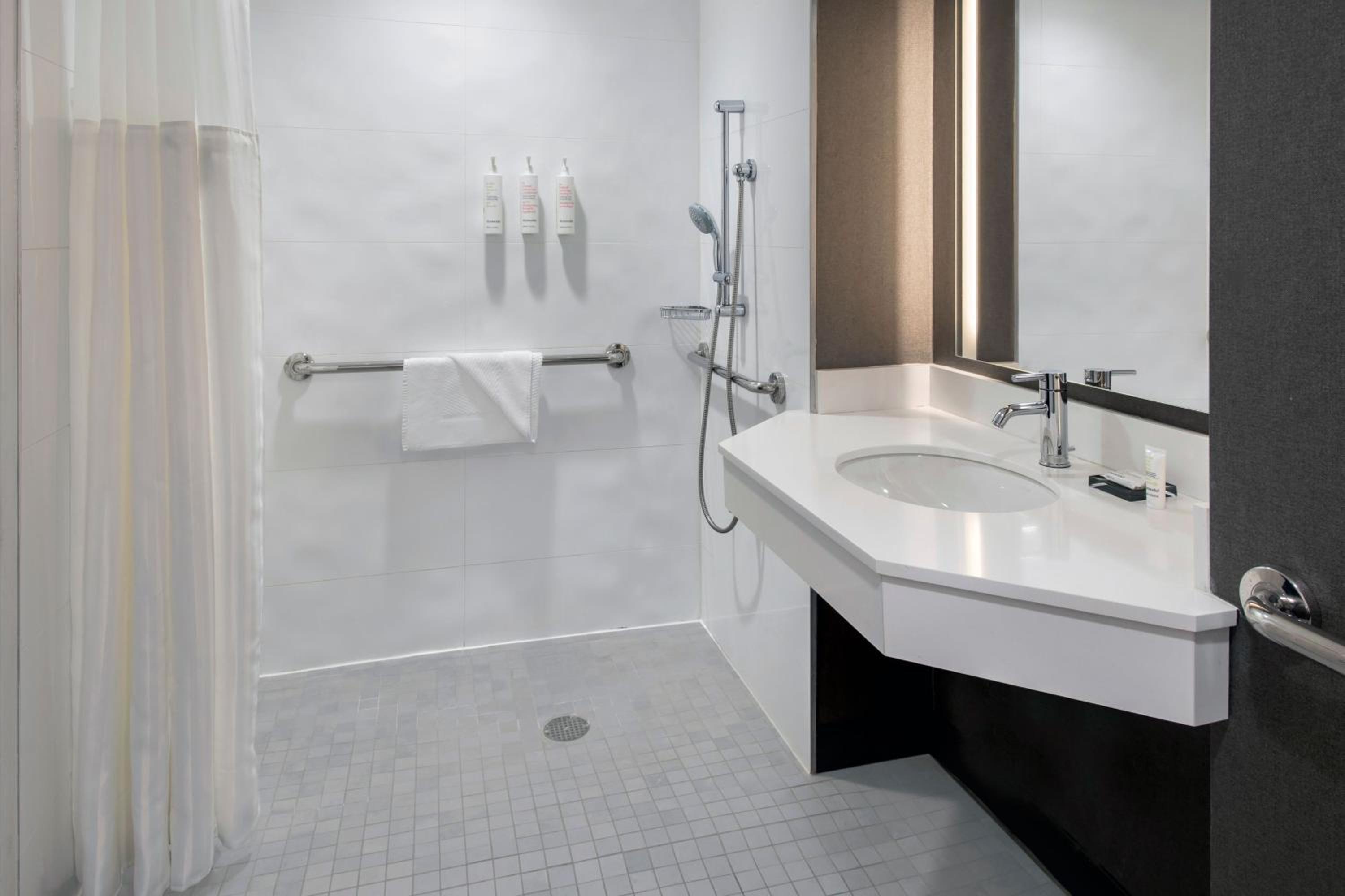 Double Room with Two Double Beds and Adapted Tub - Mobility Accessible photo 3