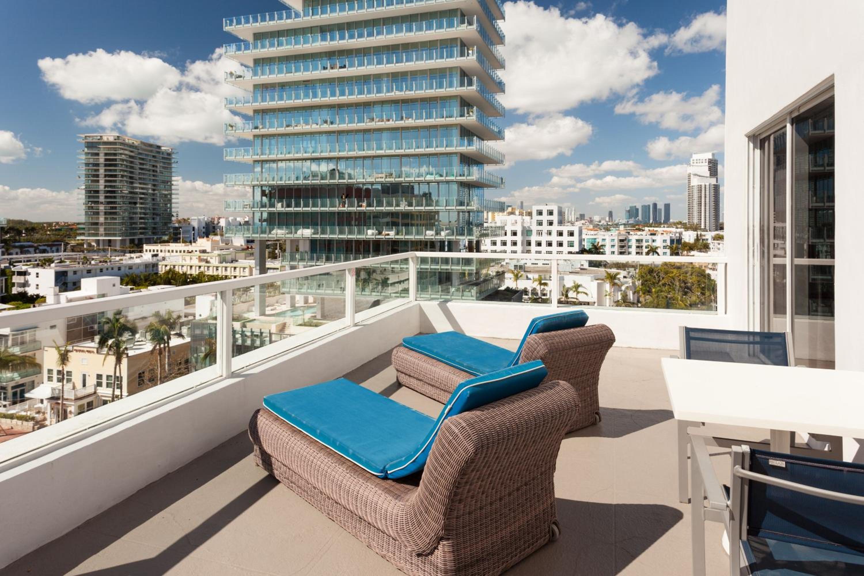 Guest Room with Balcony thumbnail 5