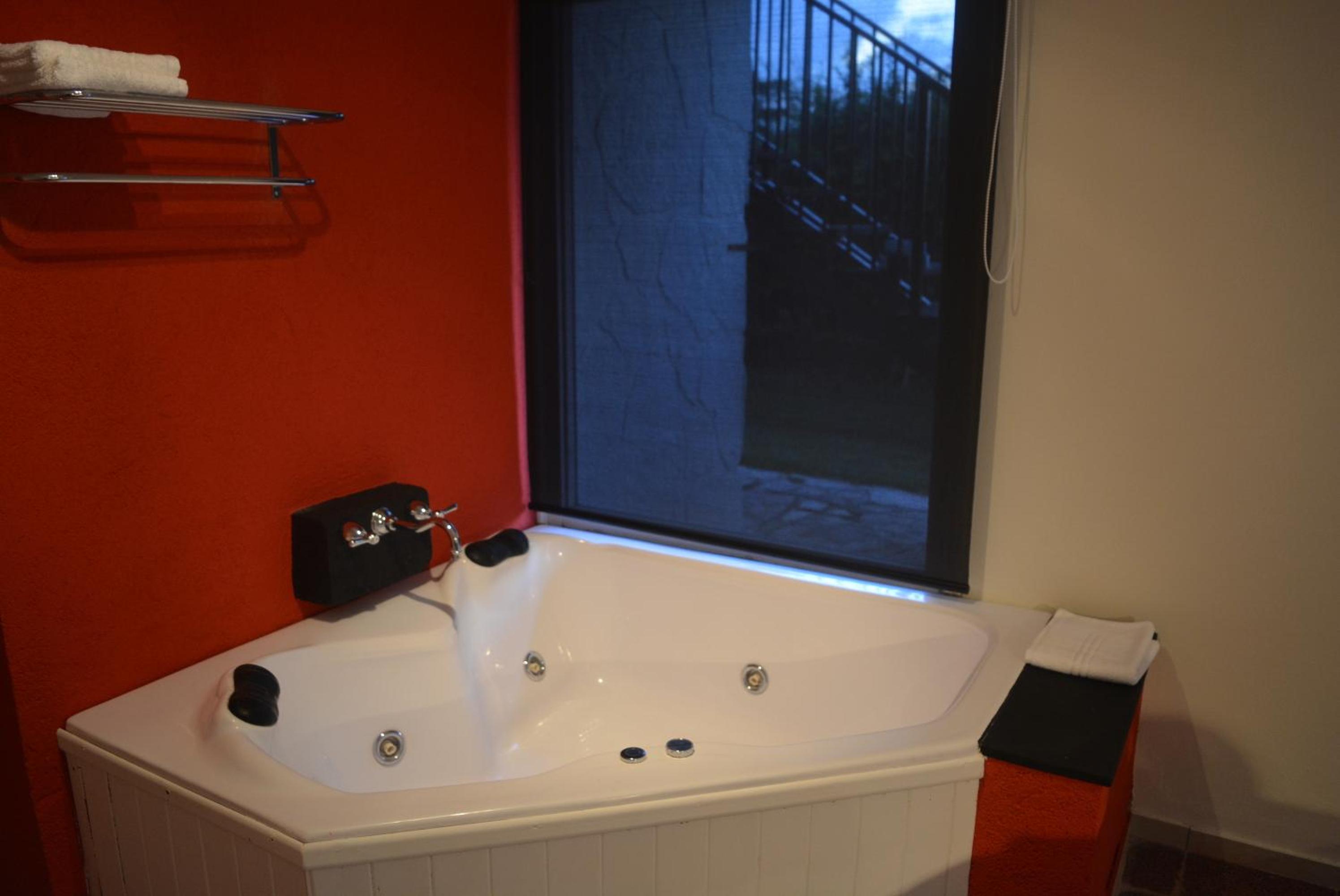 Queen Room with Spa Bath photo 2