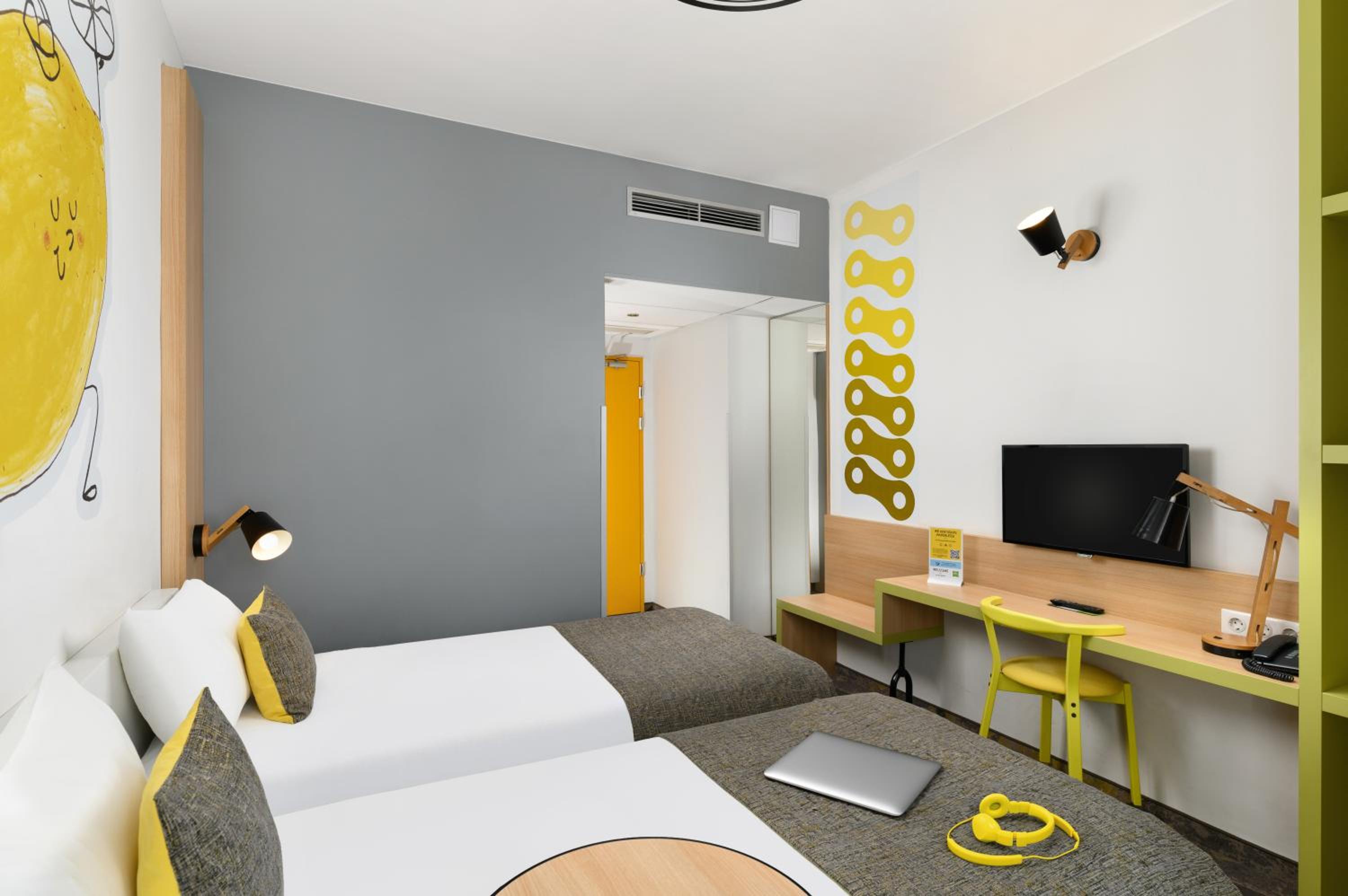 Design Room with Two Single Beds - Photo 16