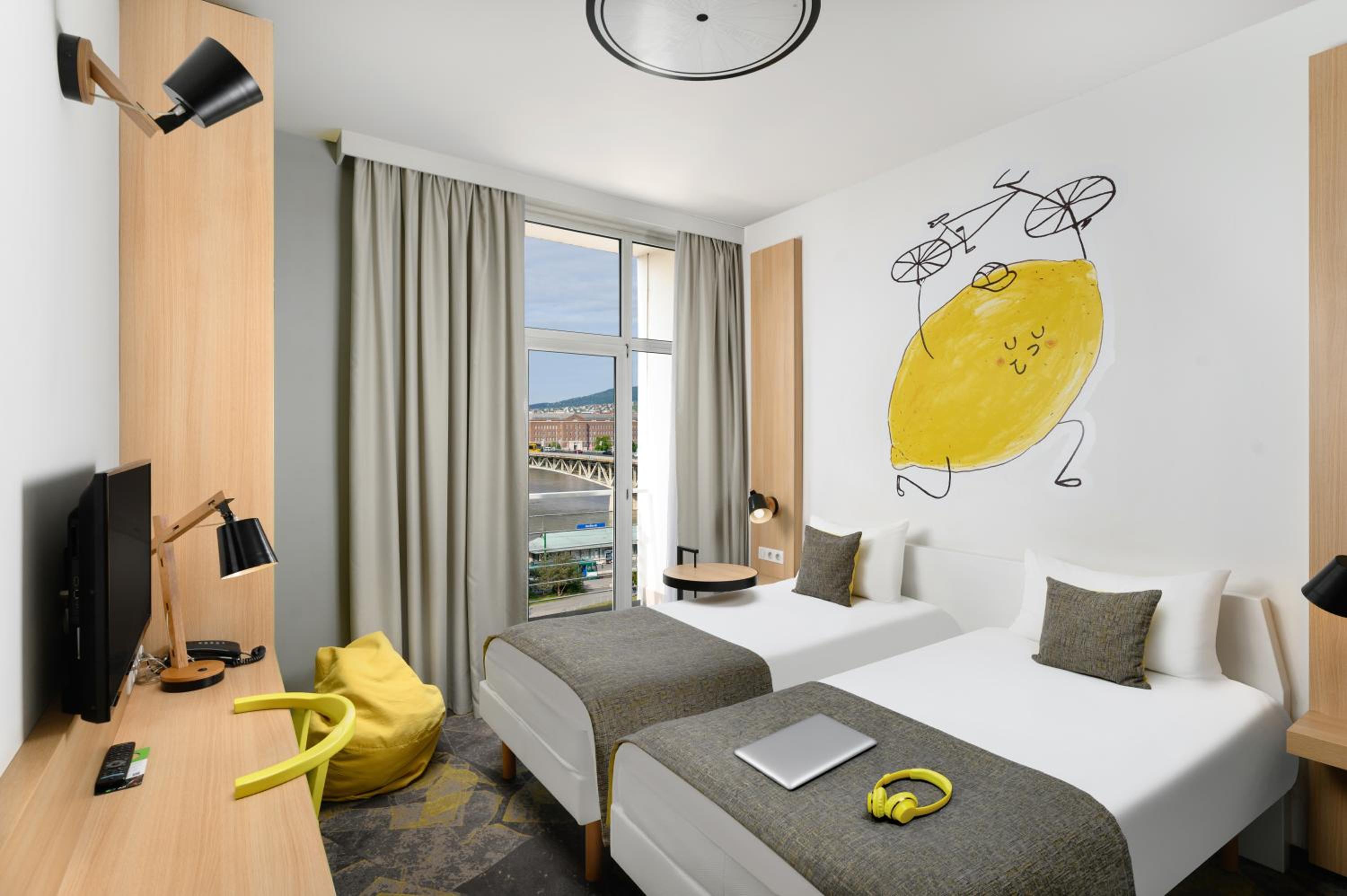 Design Room with Two Single Beds - Photo 15