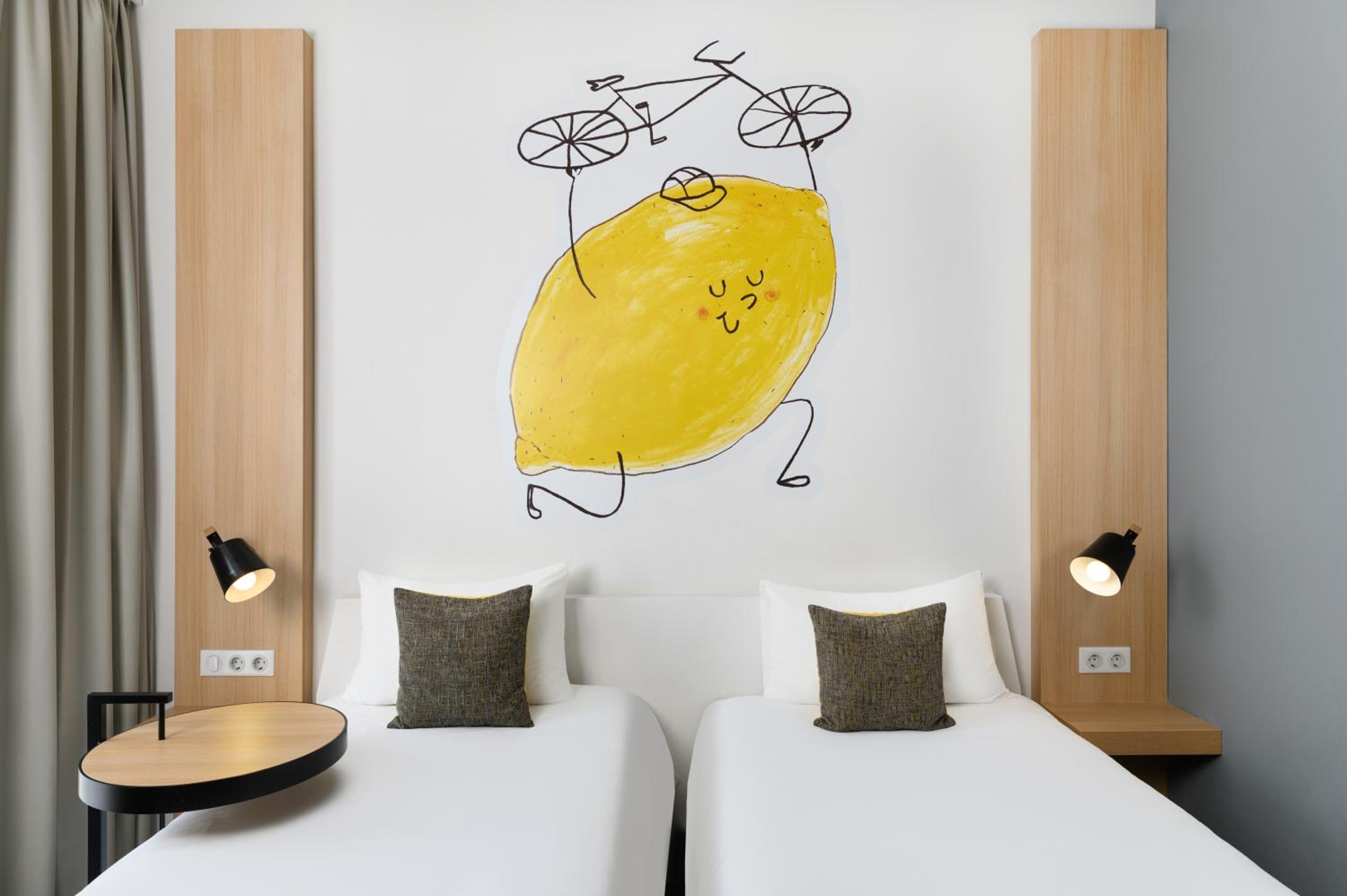 Design Room with Two Single Beds - Photo 12