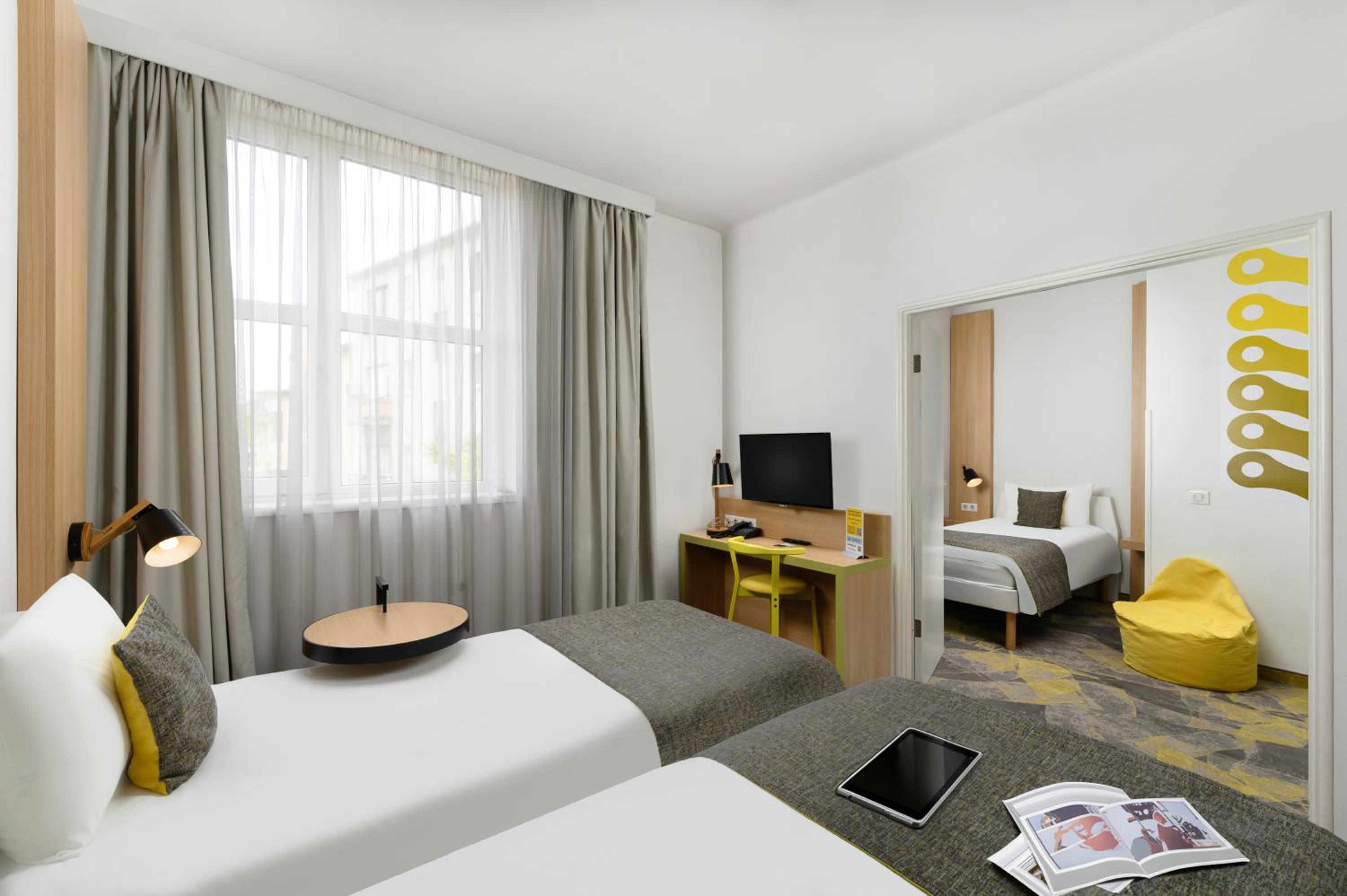 family room with one double and one single bed - Photo 7