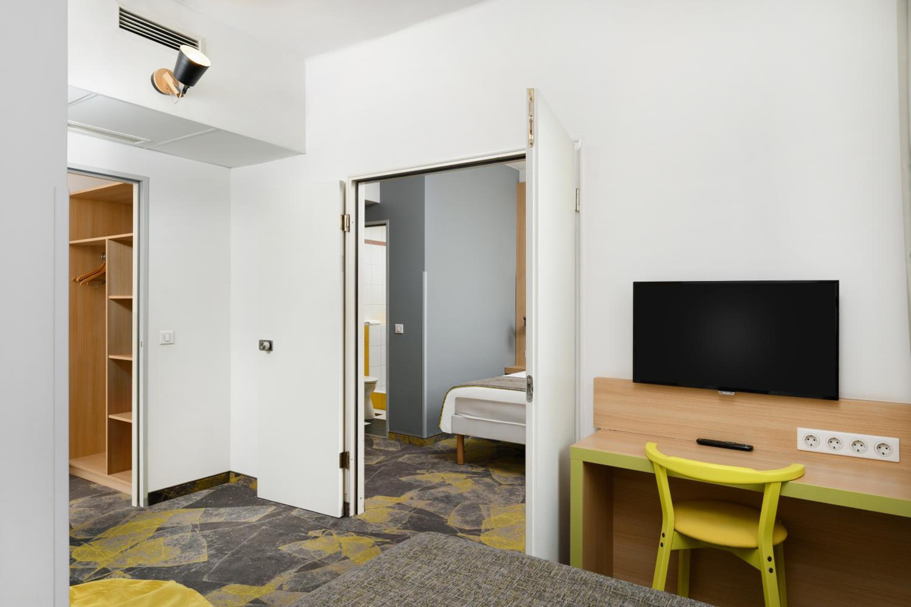 family room with one double and one single bed thumbnail 5