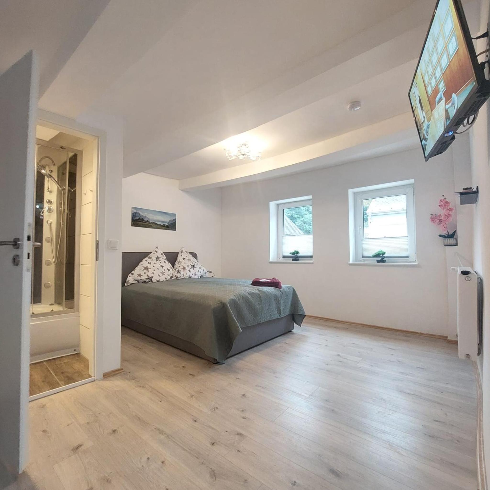 Deluxe Double Room with Shower