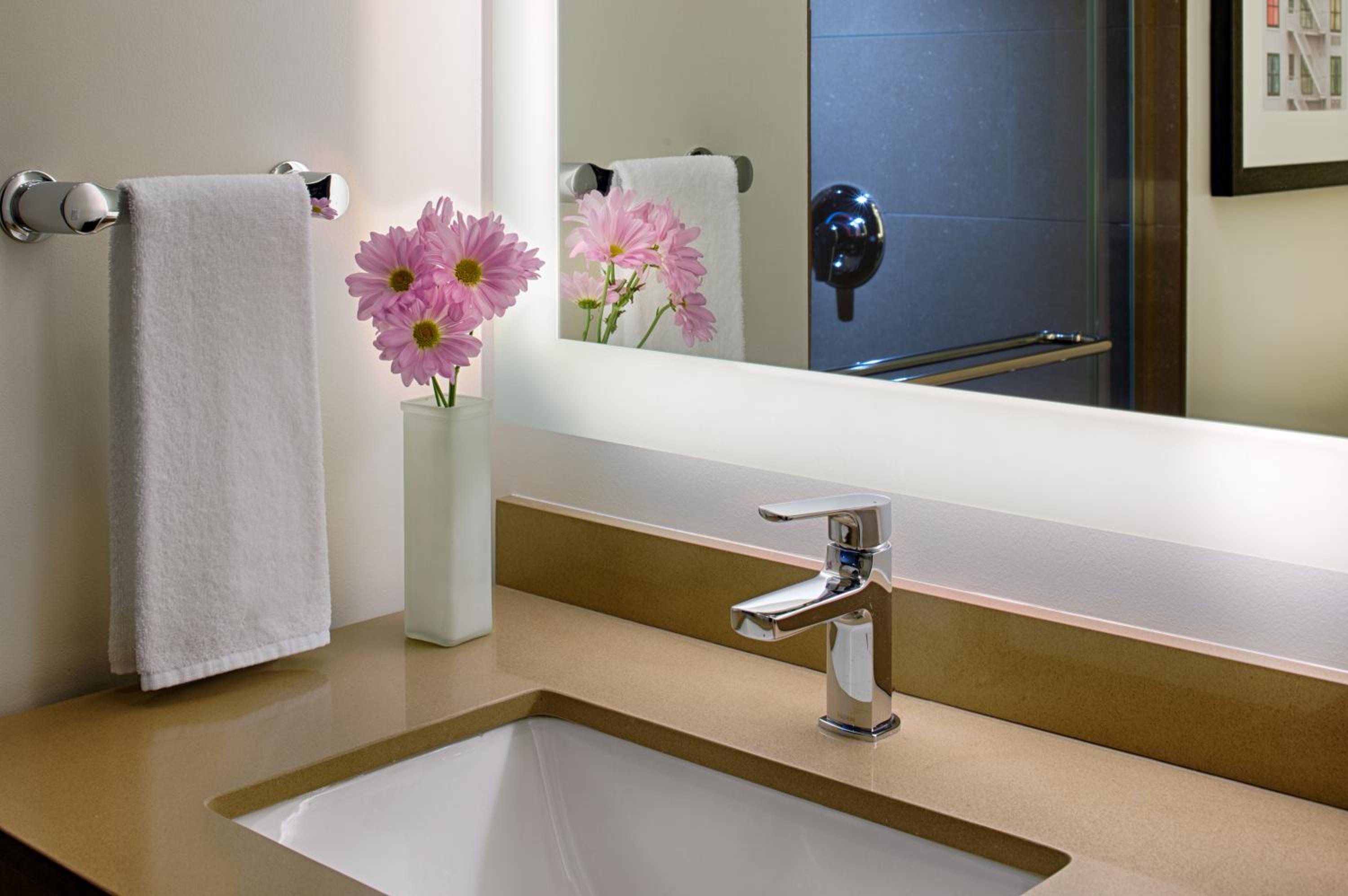 Queen Studio Suite with Space Needle View - Mobility Accessible photo 2
