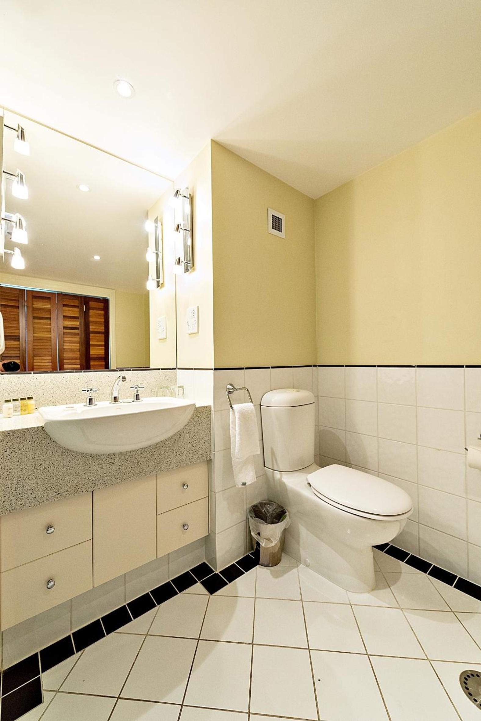 King Room with Lake View - Photo 4