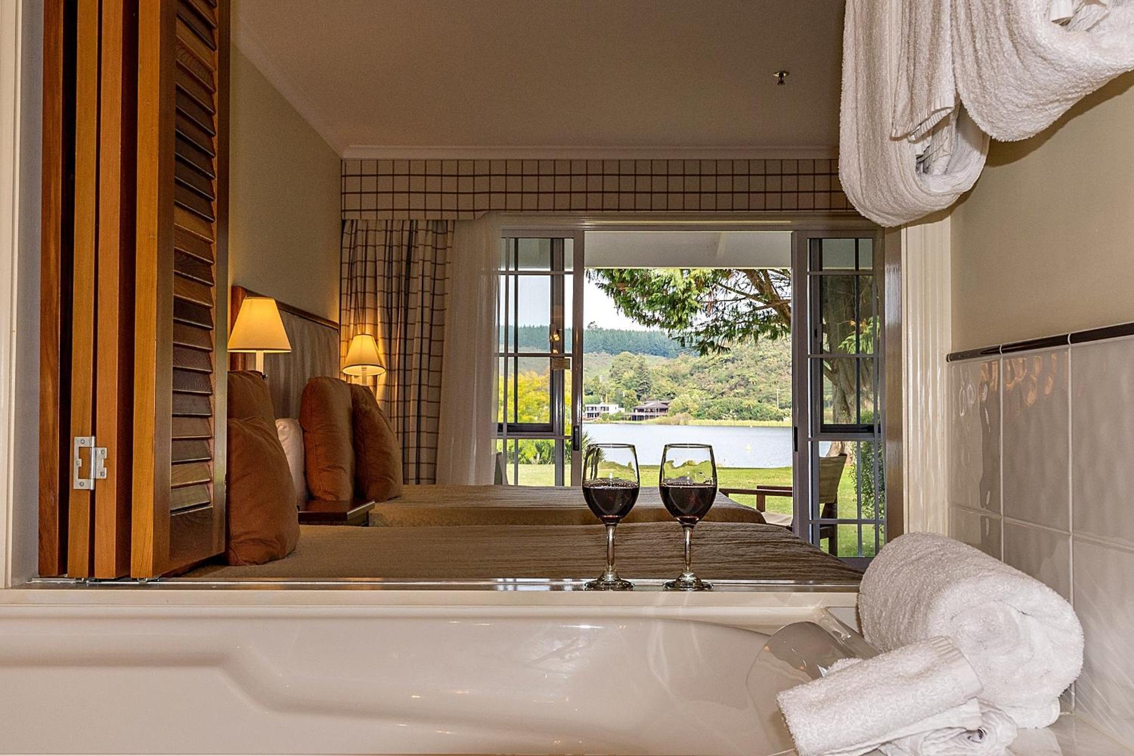 Twin Room with Lake View - Photo 8