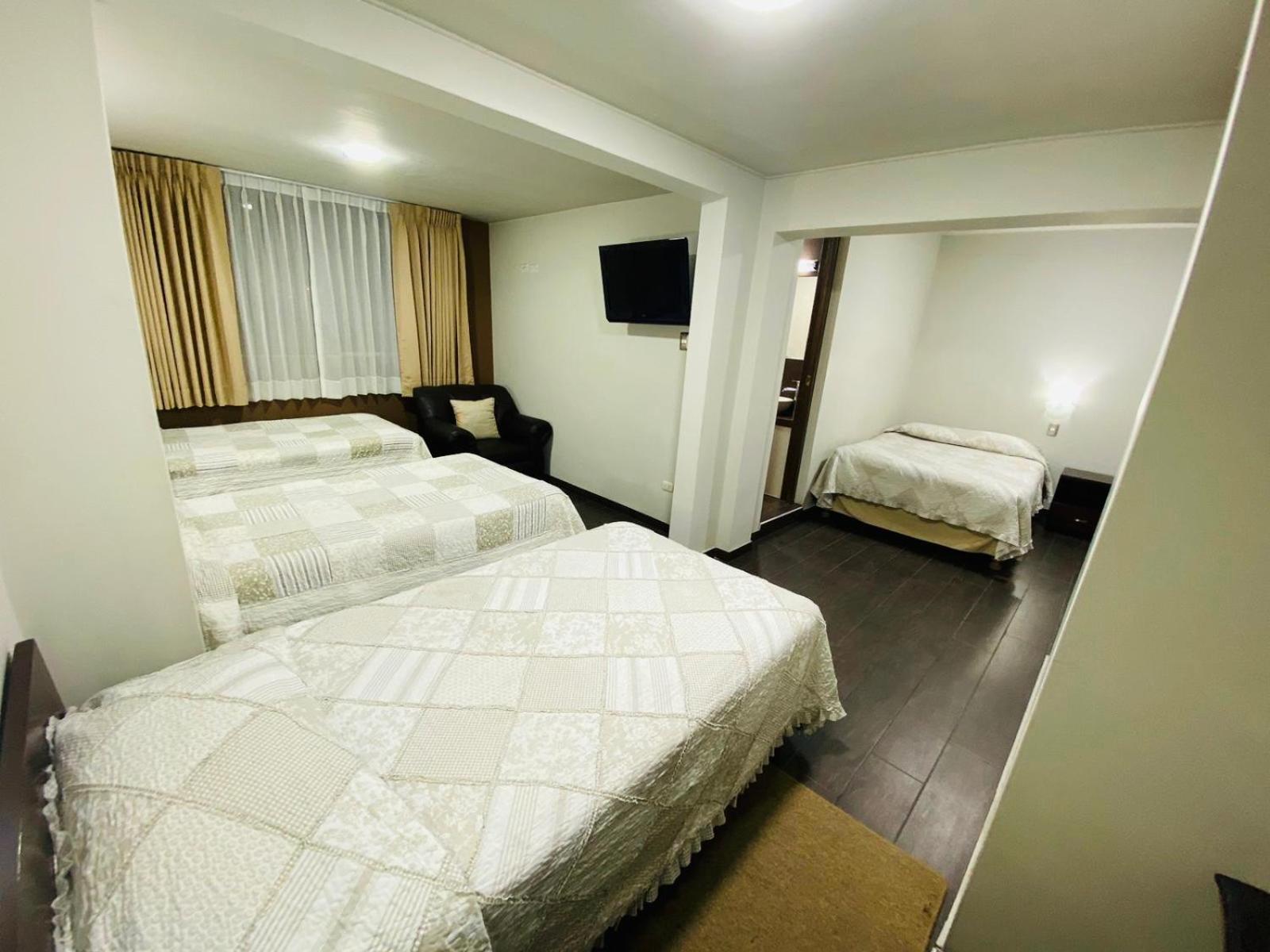 Family Room (4 Adults) - Photo 2