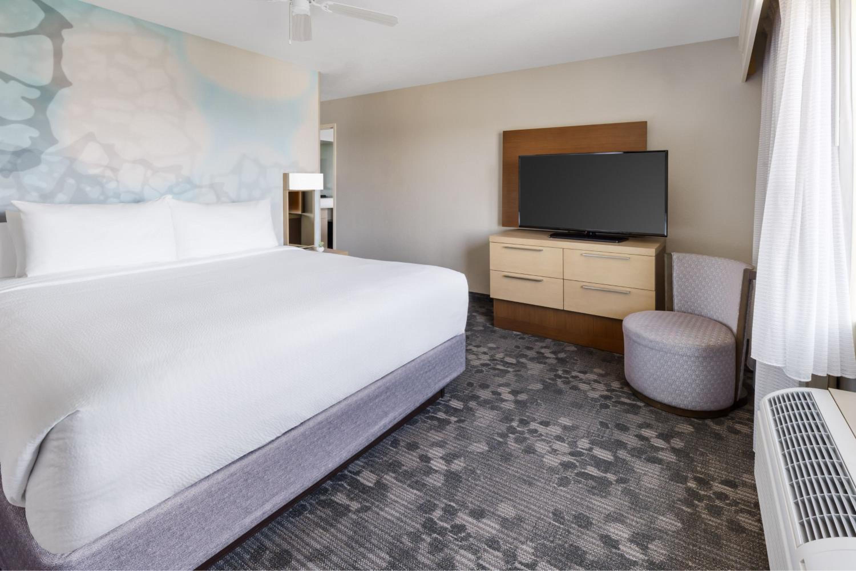 One-Bedroom King Suite with Sofa Bed - Photo 2