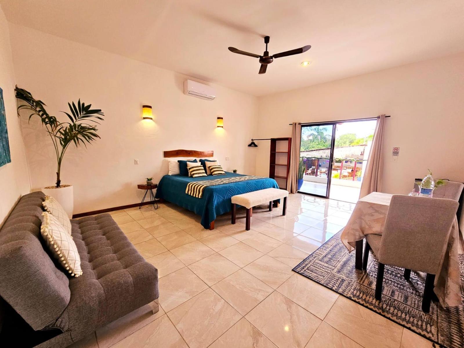 Deluxe King Room with Pool View photo 1