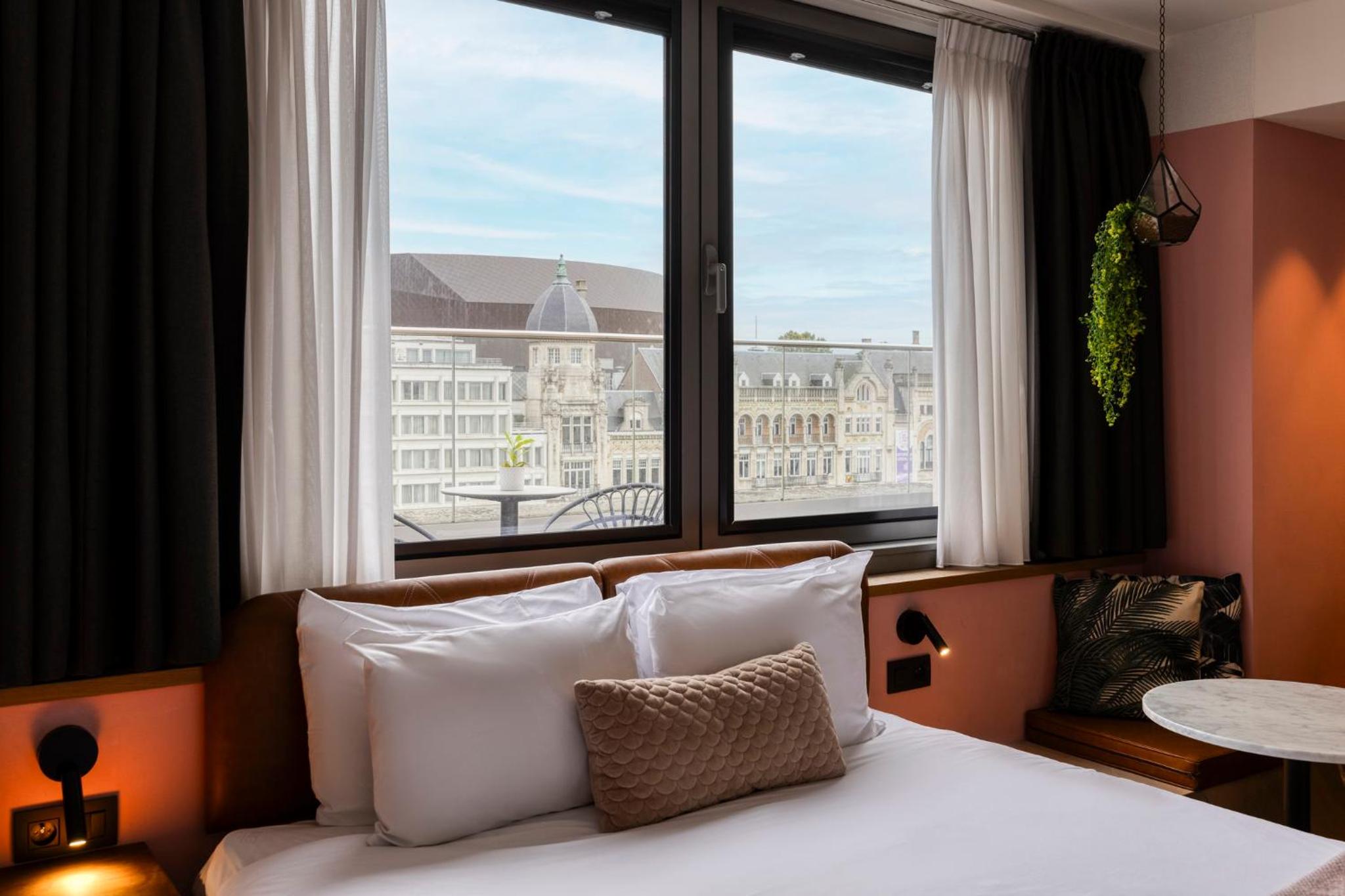 Premium Double Room with Balcony and City View - Photo 2