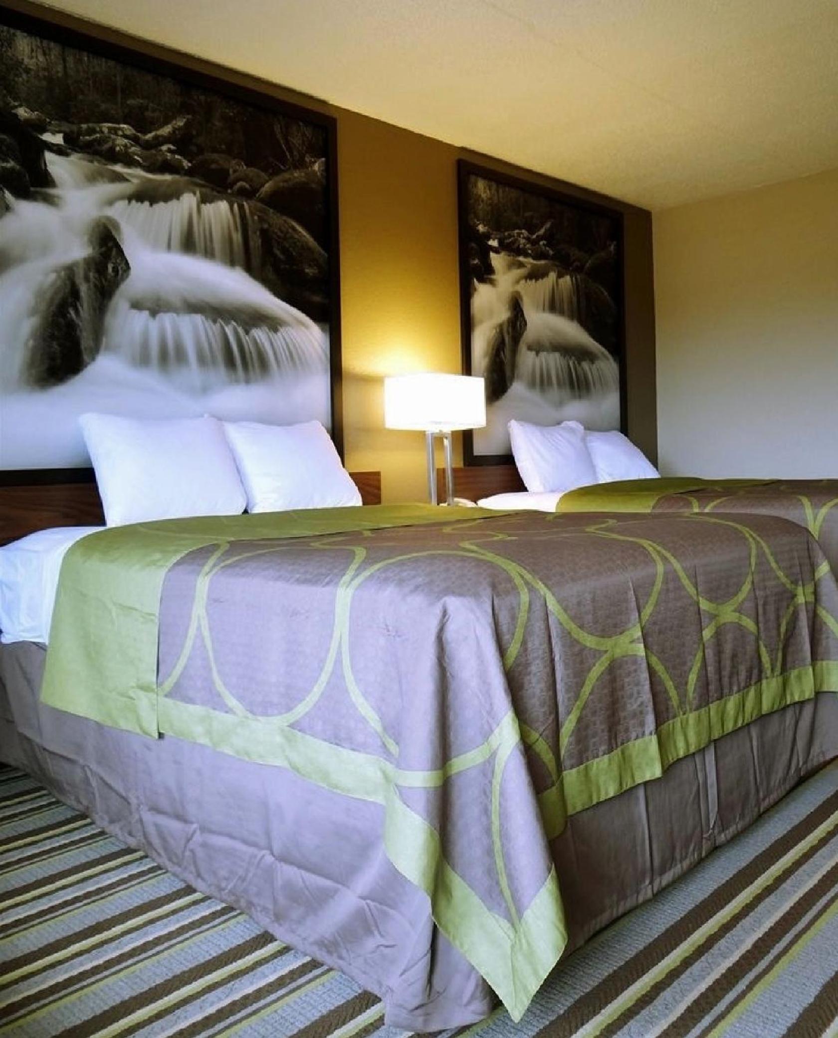 Standard Room with Two Queen Beds - Photo 3
