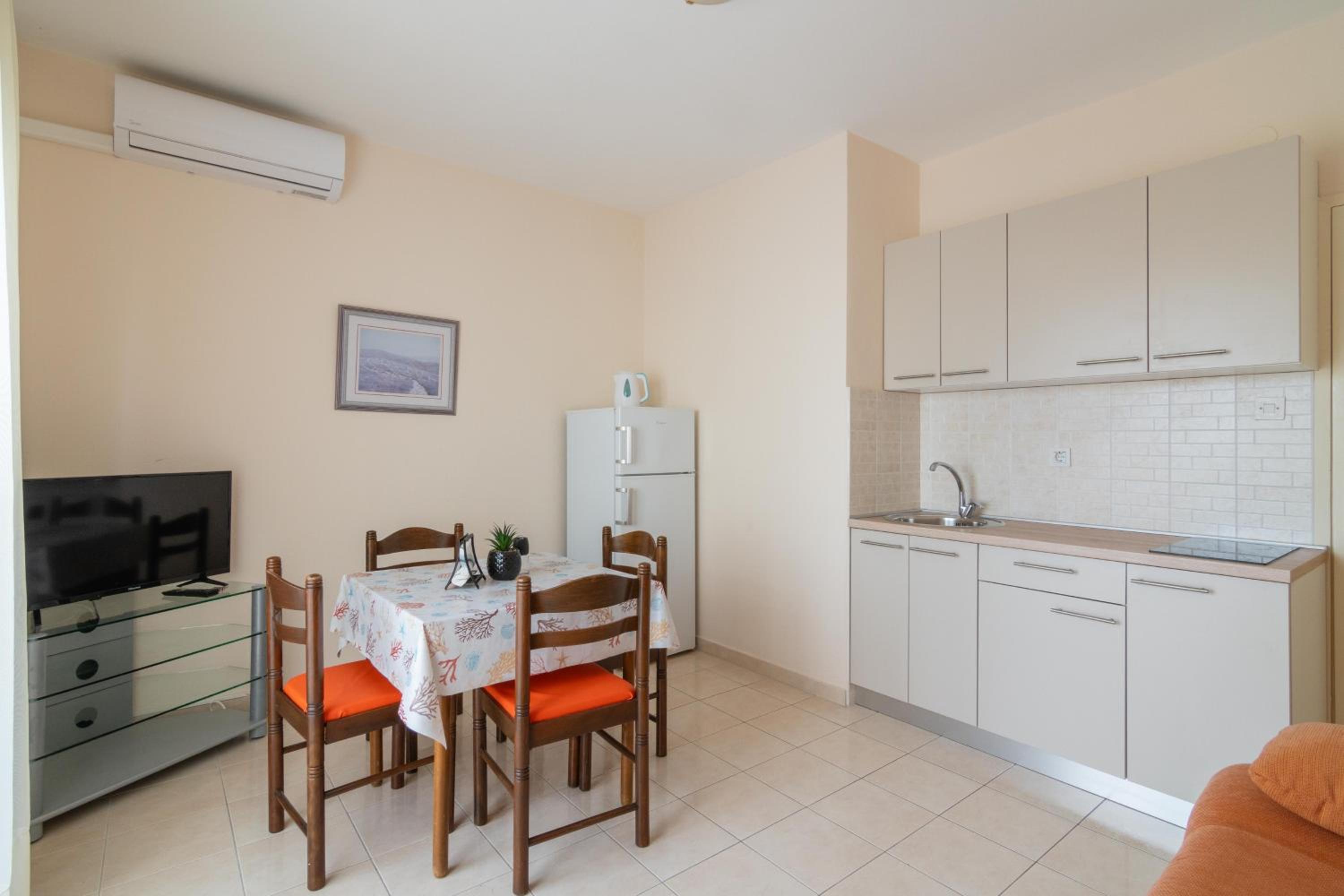 One-Bedroom Apartment with Balcony and Sea View photo 3