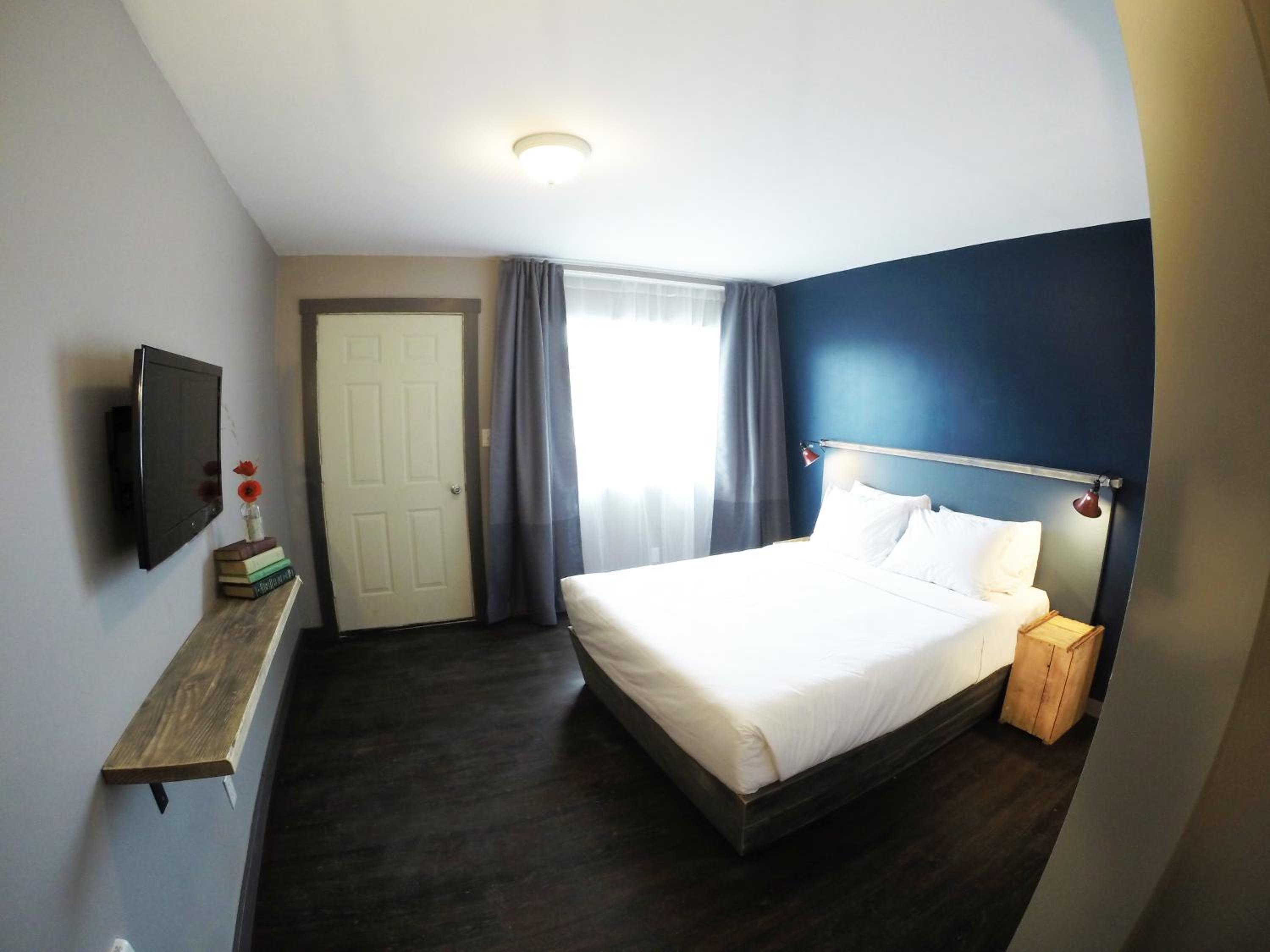 Queen Room photo 2