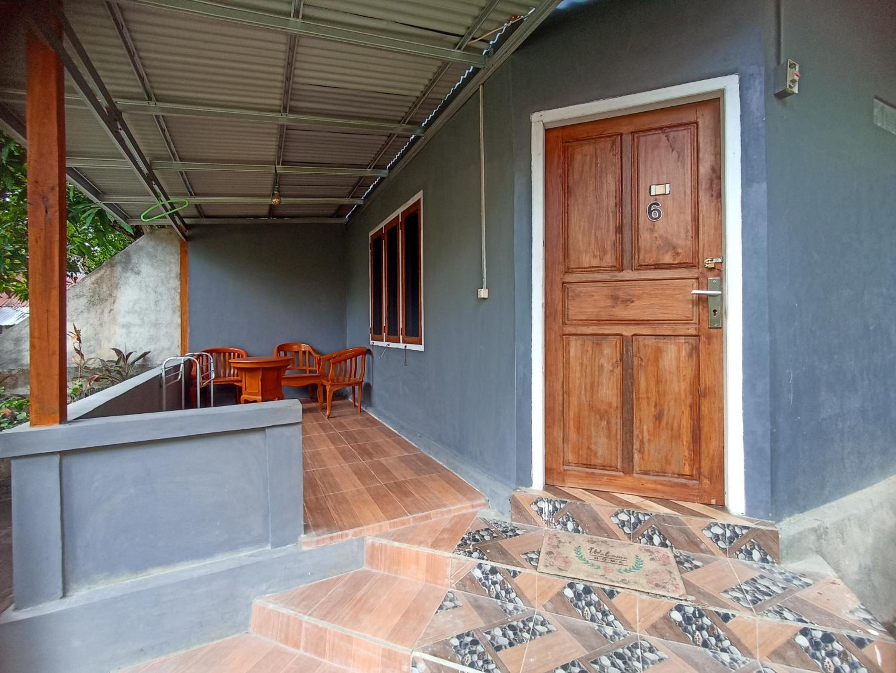 Family Room with Private Bathroom - Photo 3