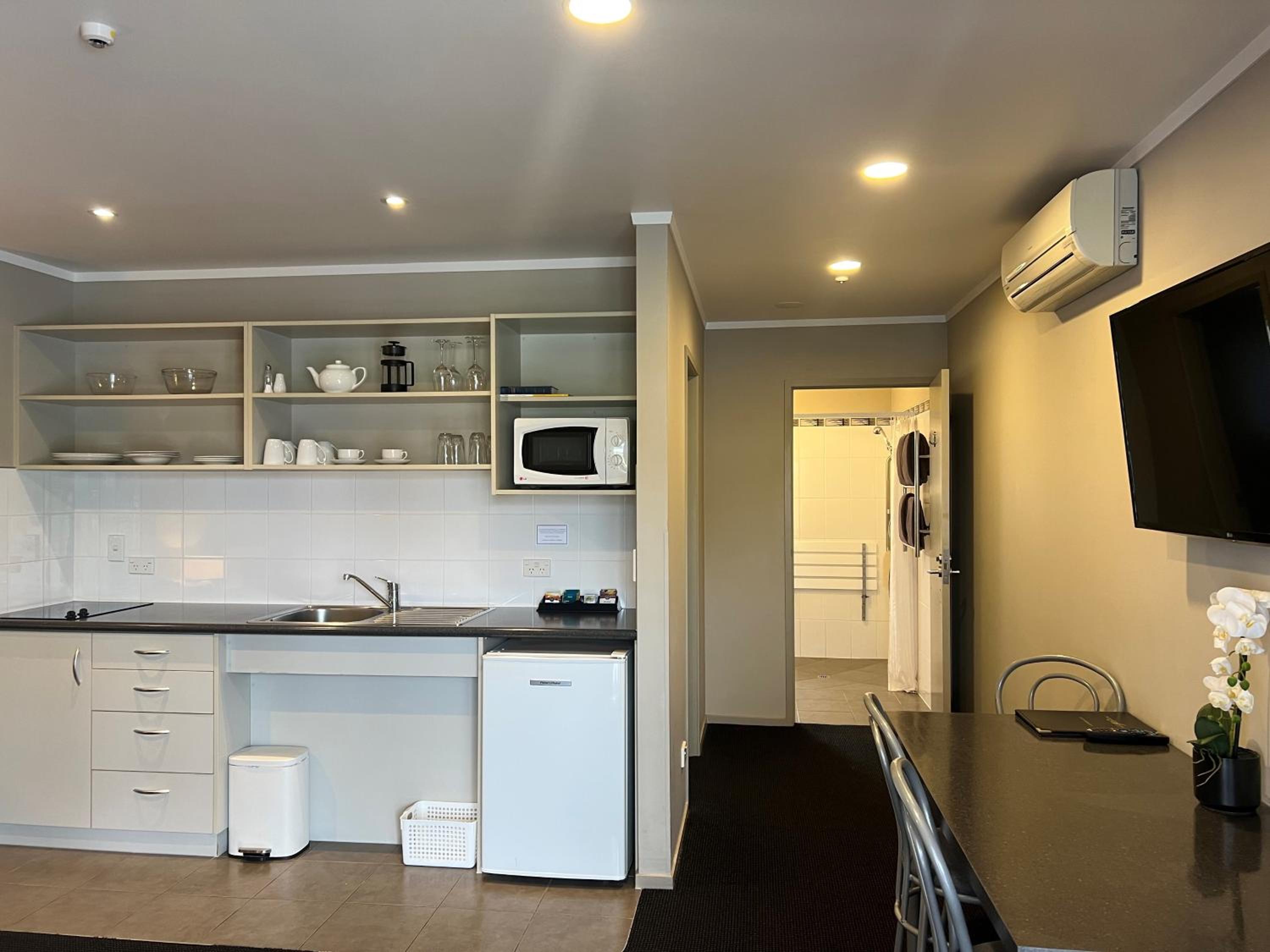 One-Bedroom Suite - Disability Access photo 3