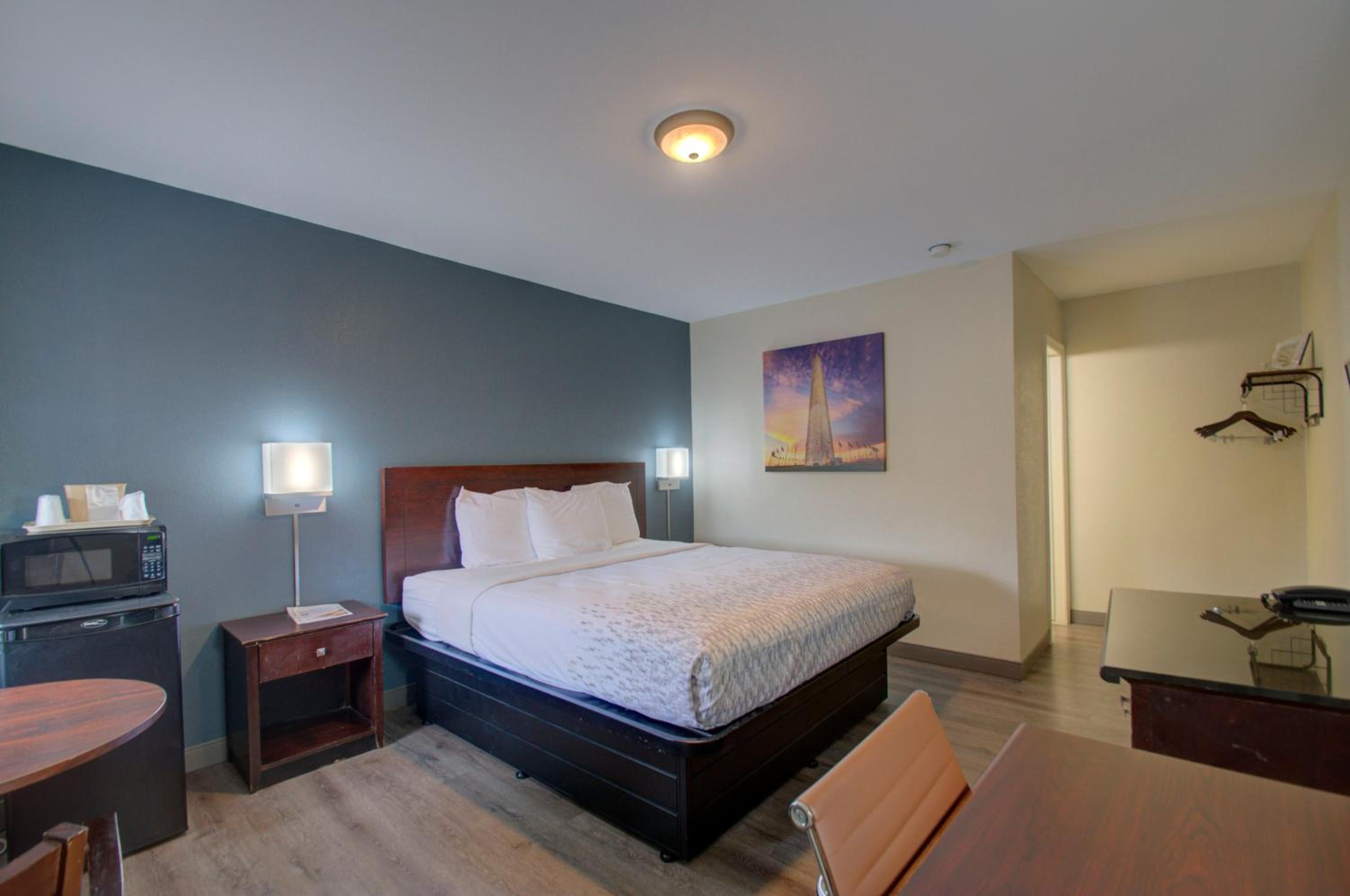 King Room - Non-Smoking photo 3