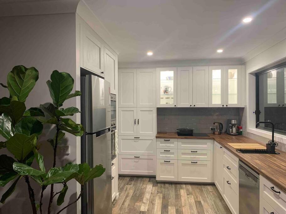 Five-Bedroom House photo 2