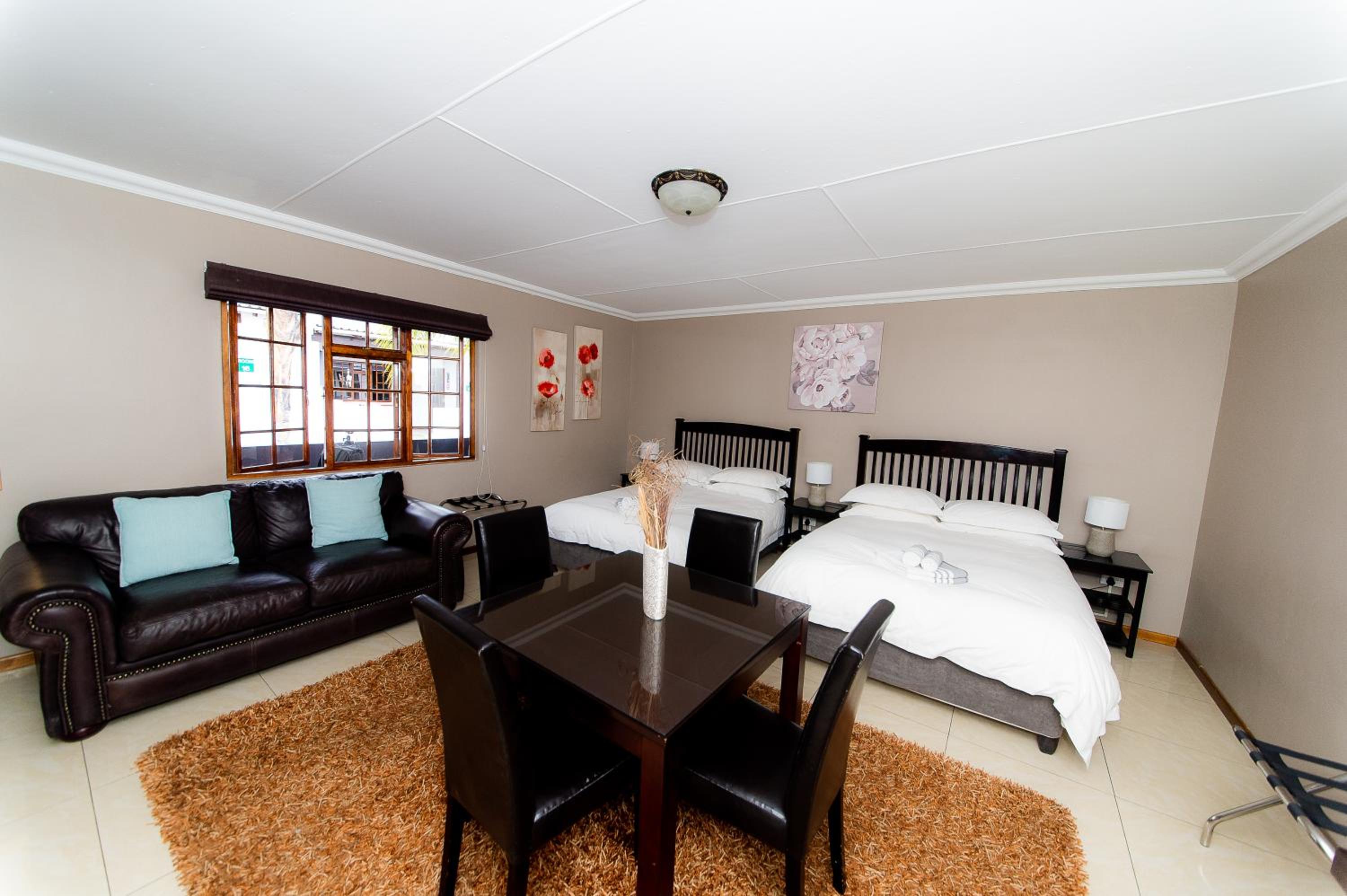 Basic Family Room - Photo 3