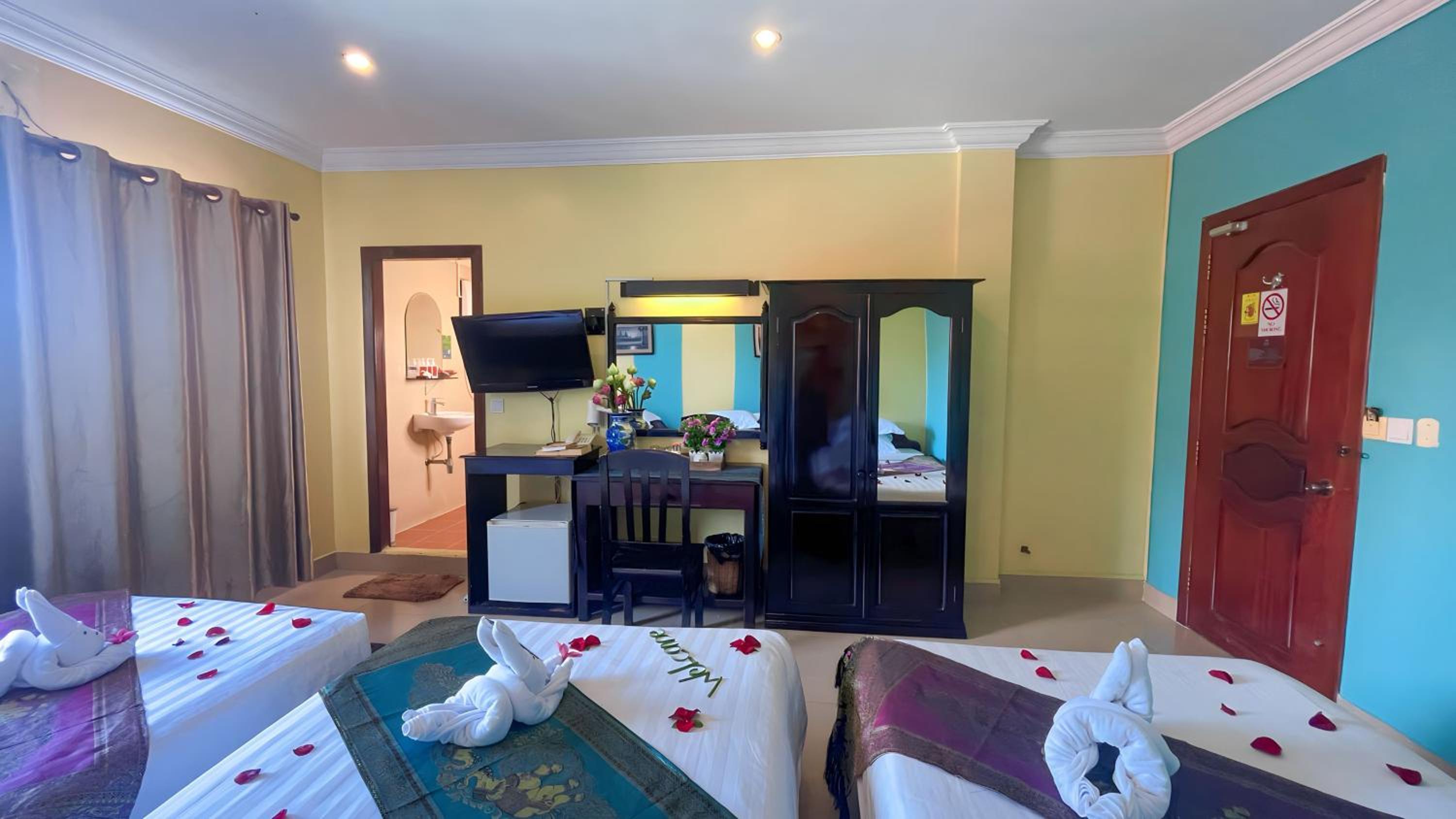 Deluxe Family Room - Free Pick up  - Photo 6