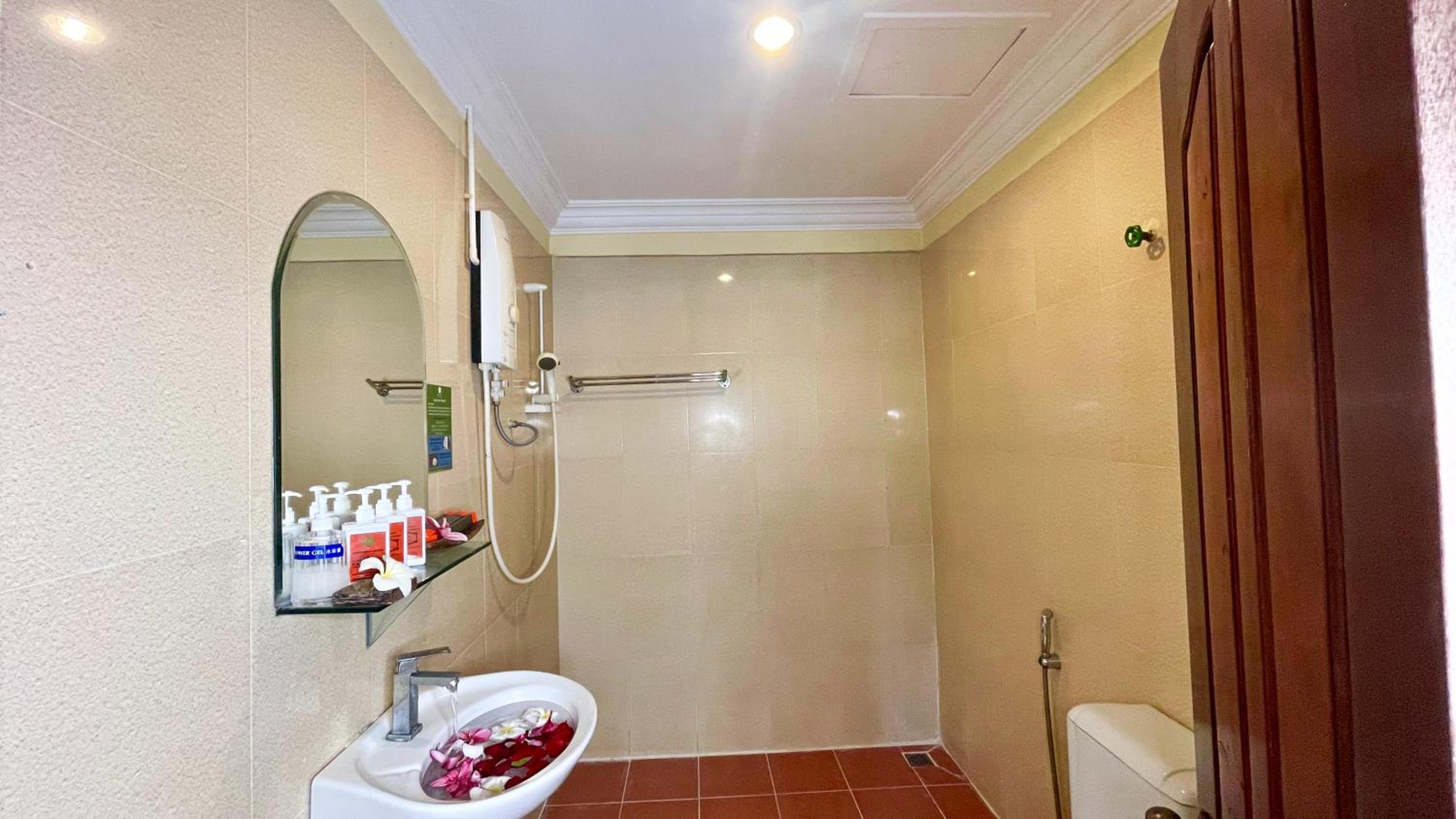 Deluxe Family Room - Free Pick up  - Photo 7