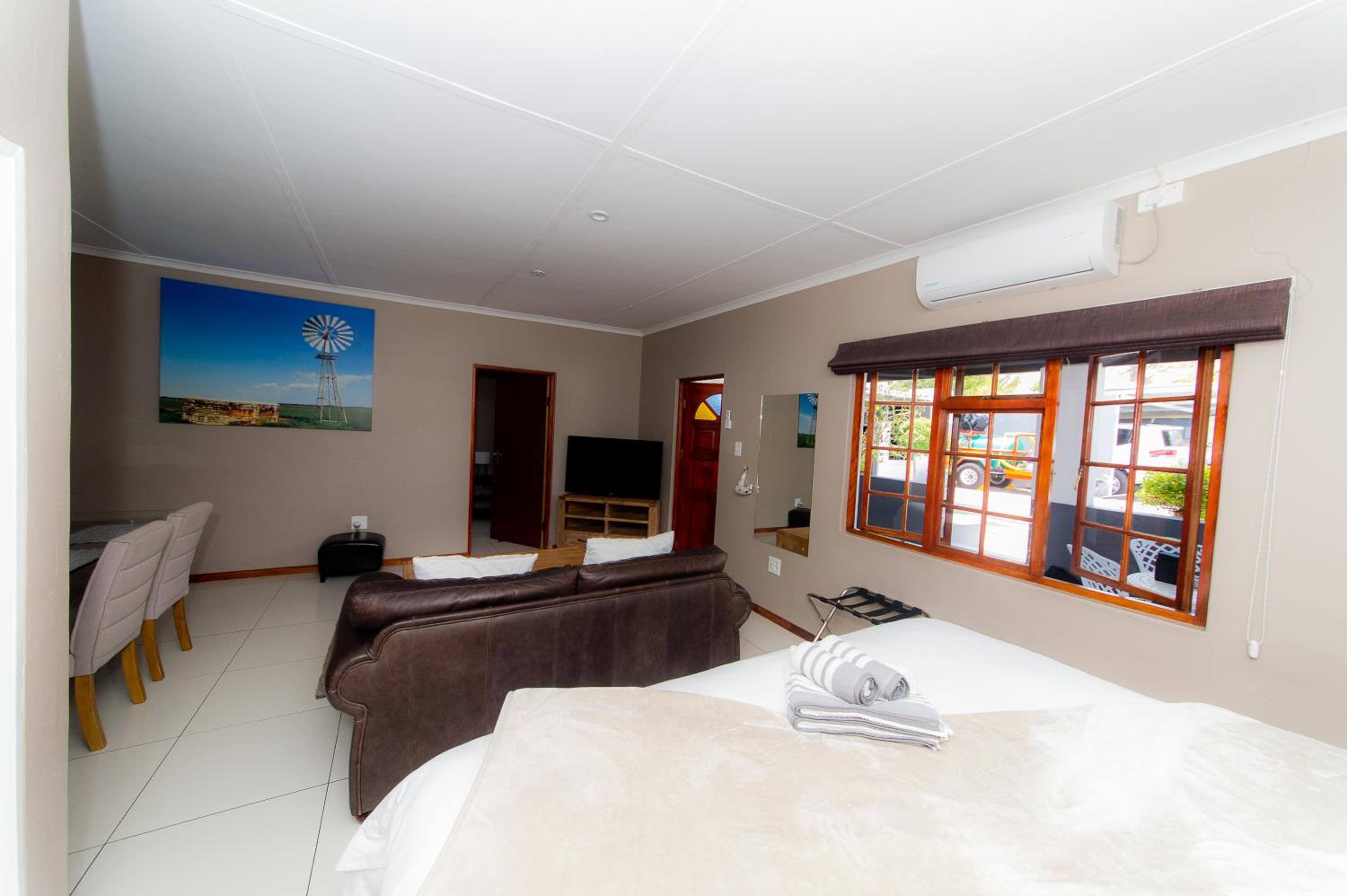 Family Room - Photo 2