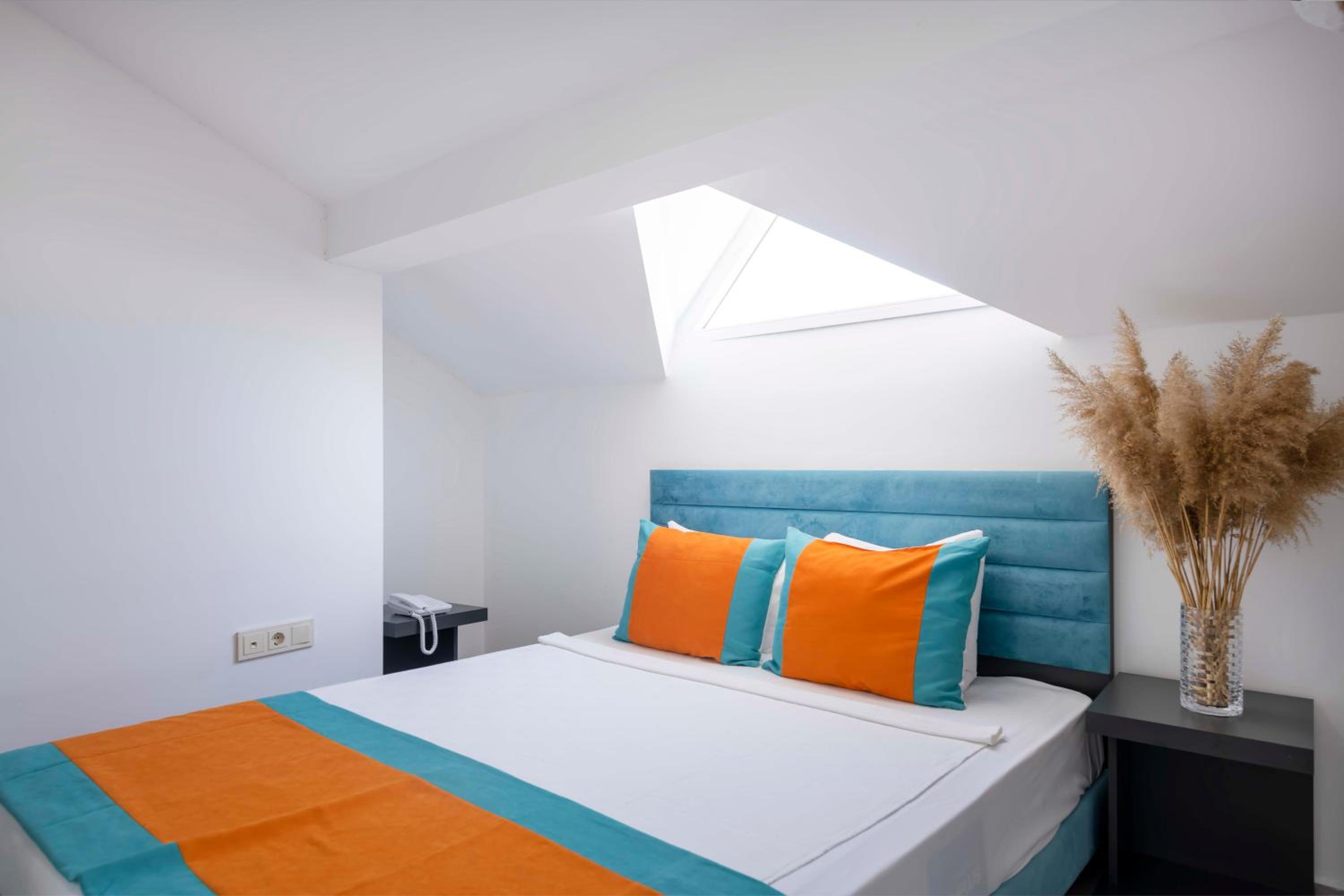 Double Room With Terrace thumbnail 6