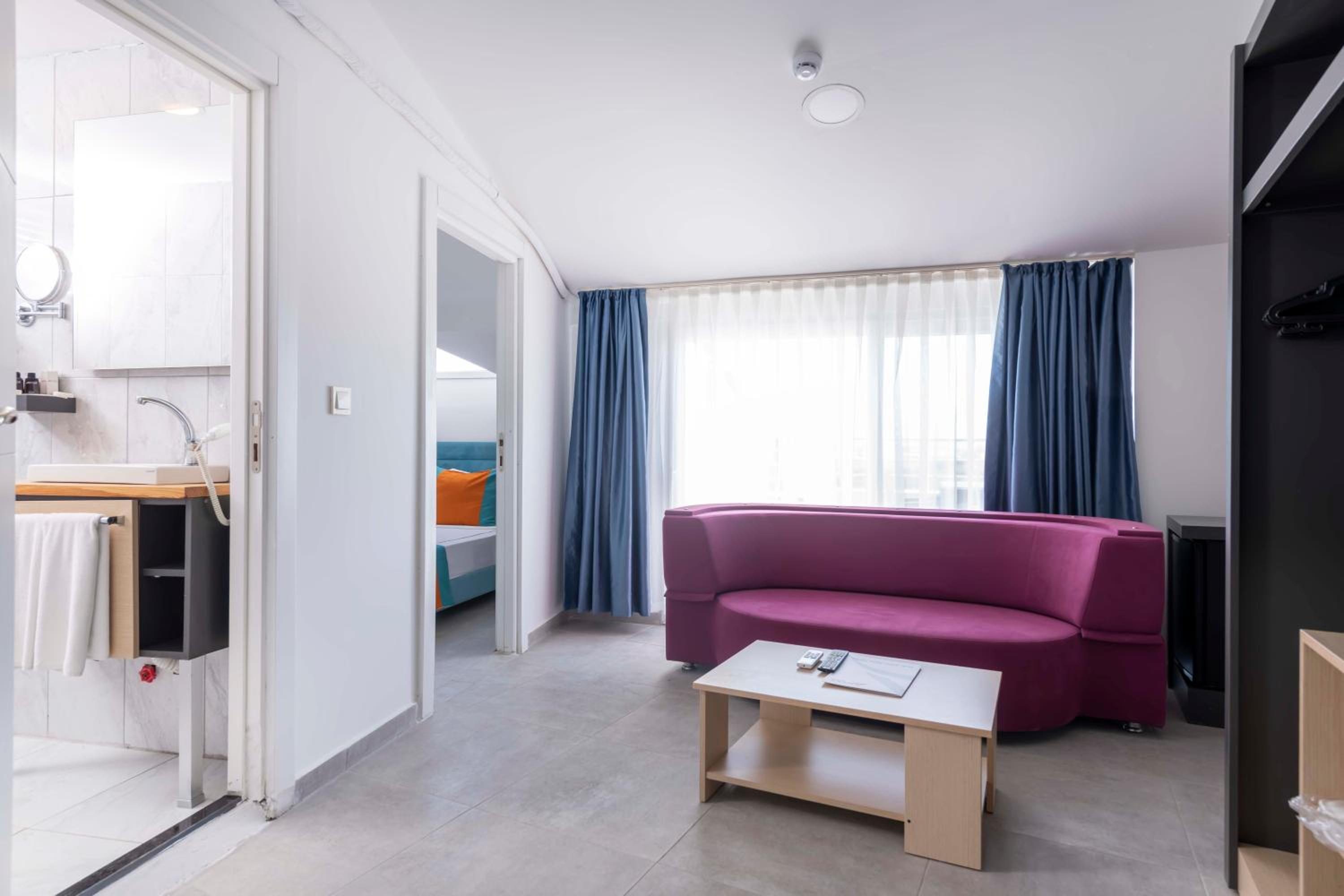 Double Room With Terrace thumbnail 5