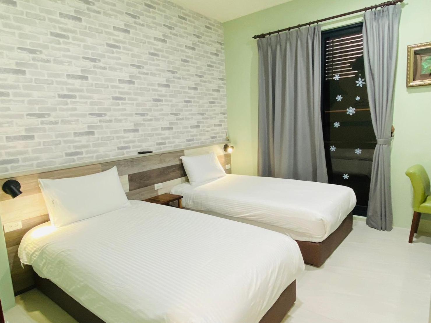 Twin Room with Private Bathroom photo 2
